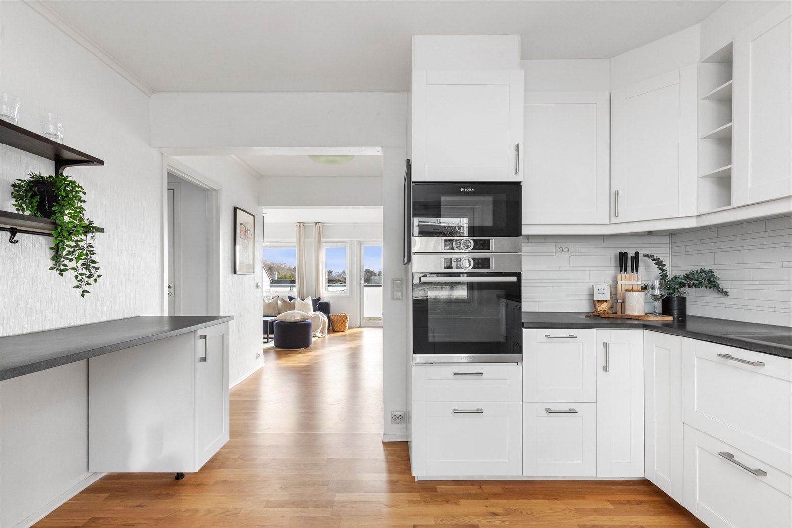 Tidløst kjøkken med hvite fronter som skaper en lys og innbydende atmosføre med integrerte hvitevarer fra blant annet Bosch. Galleribilde