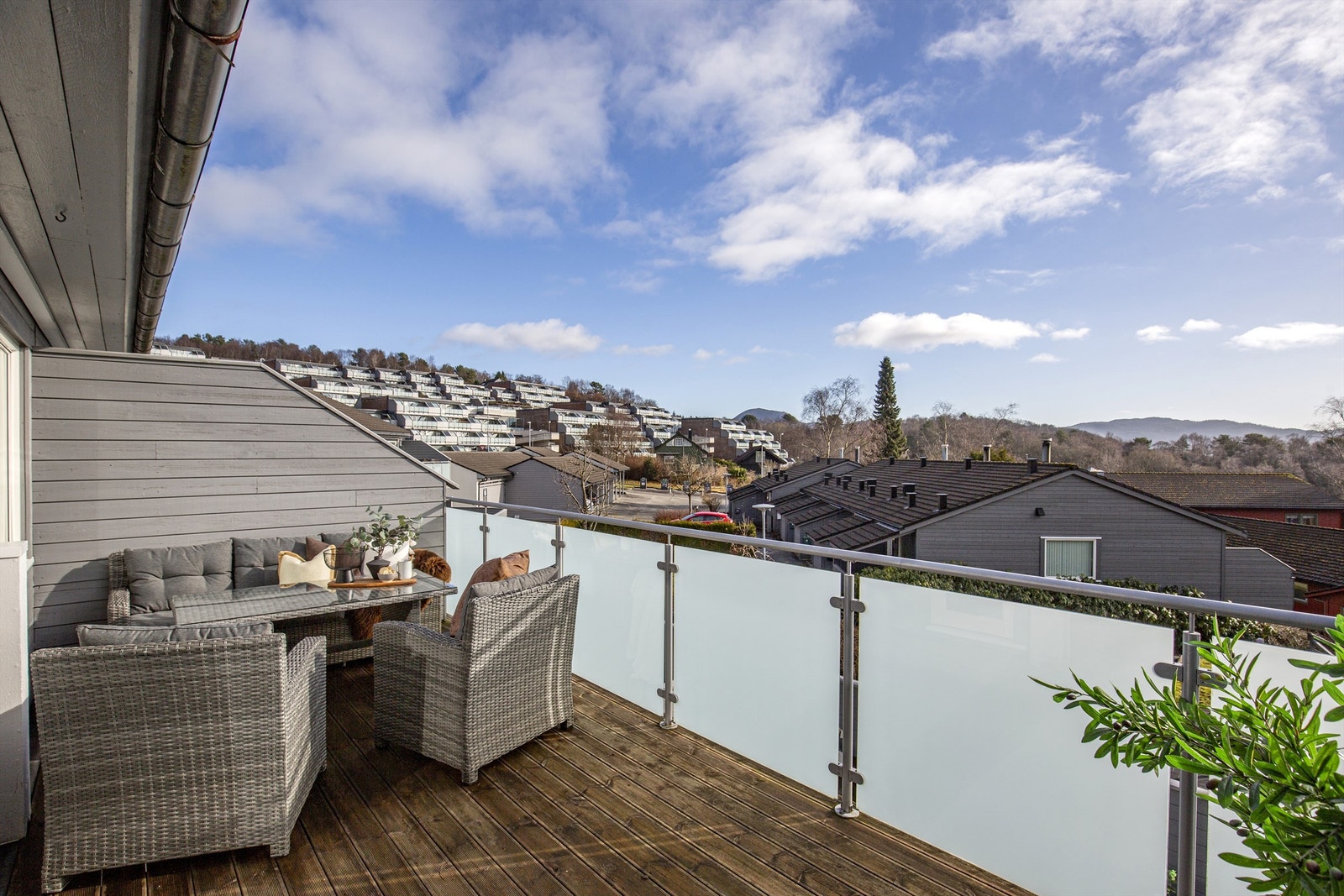 Solrik balkong med fantastisk utsikt og rikelig plass til utemøbler. Perfekt for å nyte morgenkaffen eller avslappende kvelder utendørs Galleribilde
