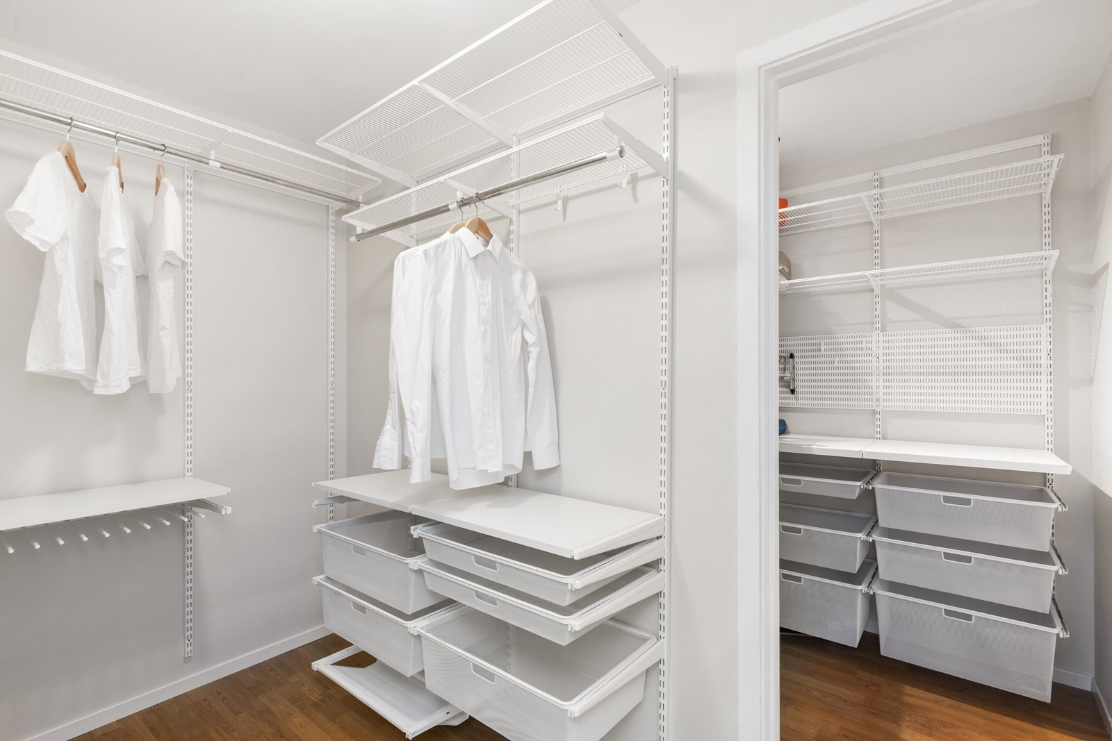 I tillegg finner du 2 stk boder hvorav det ene er innredet som walk-in closet, med praktiske løsninger for organisering av klær og det andre benyttes til utstyr/redskapsbod. Galleribilde