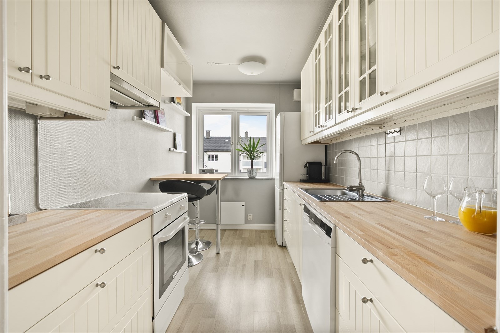 Separat, tidløst kjøkken fra 2012 med mye skap- og benkeplass. Galleribilde