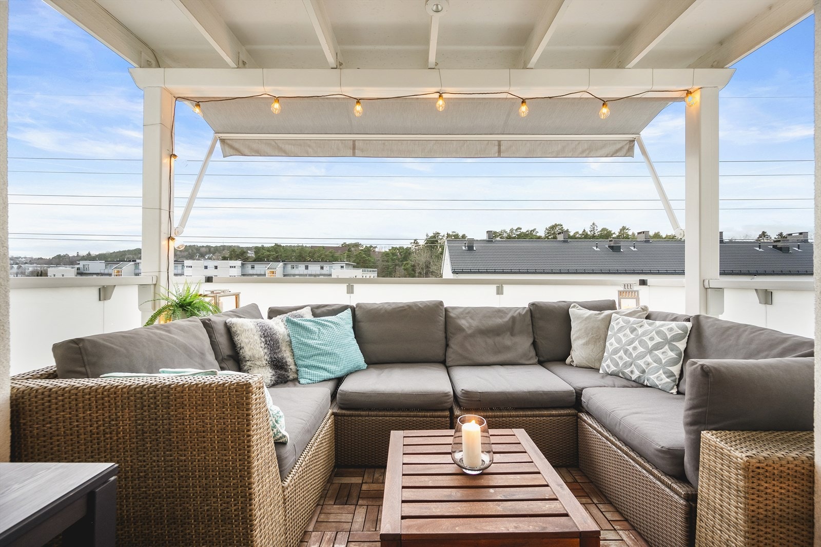 Her får kjøper gleden av balkong med meget gode solforhold med ettermiddags- og kveldssol. Overbygget balkong gir gode bruksmuligheter. Galleribilde