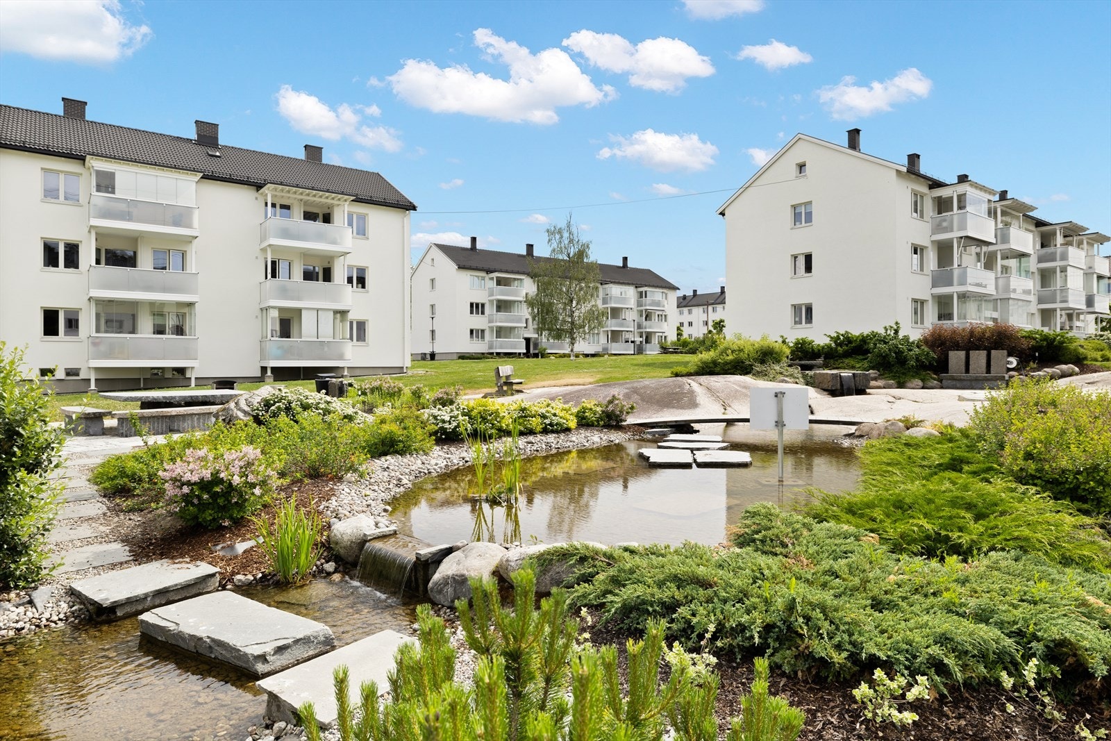 Flott opparbeidet uteområde med sitteplasser og fiskedam | Må oppleves Galleribilde