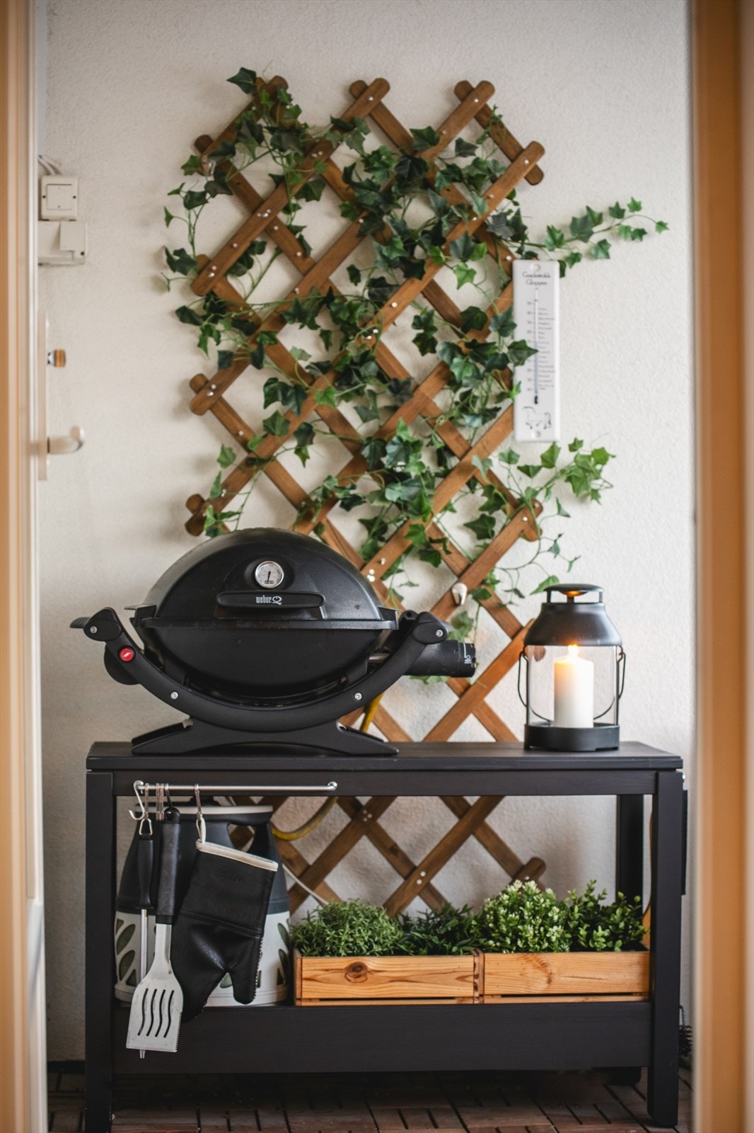 Det er fin plass til sittegruppe og grill. Galleribilde