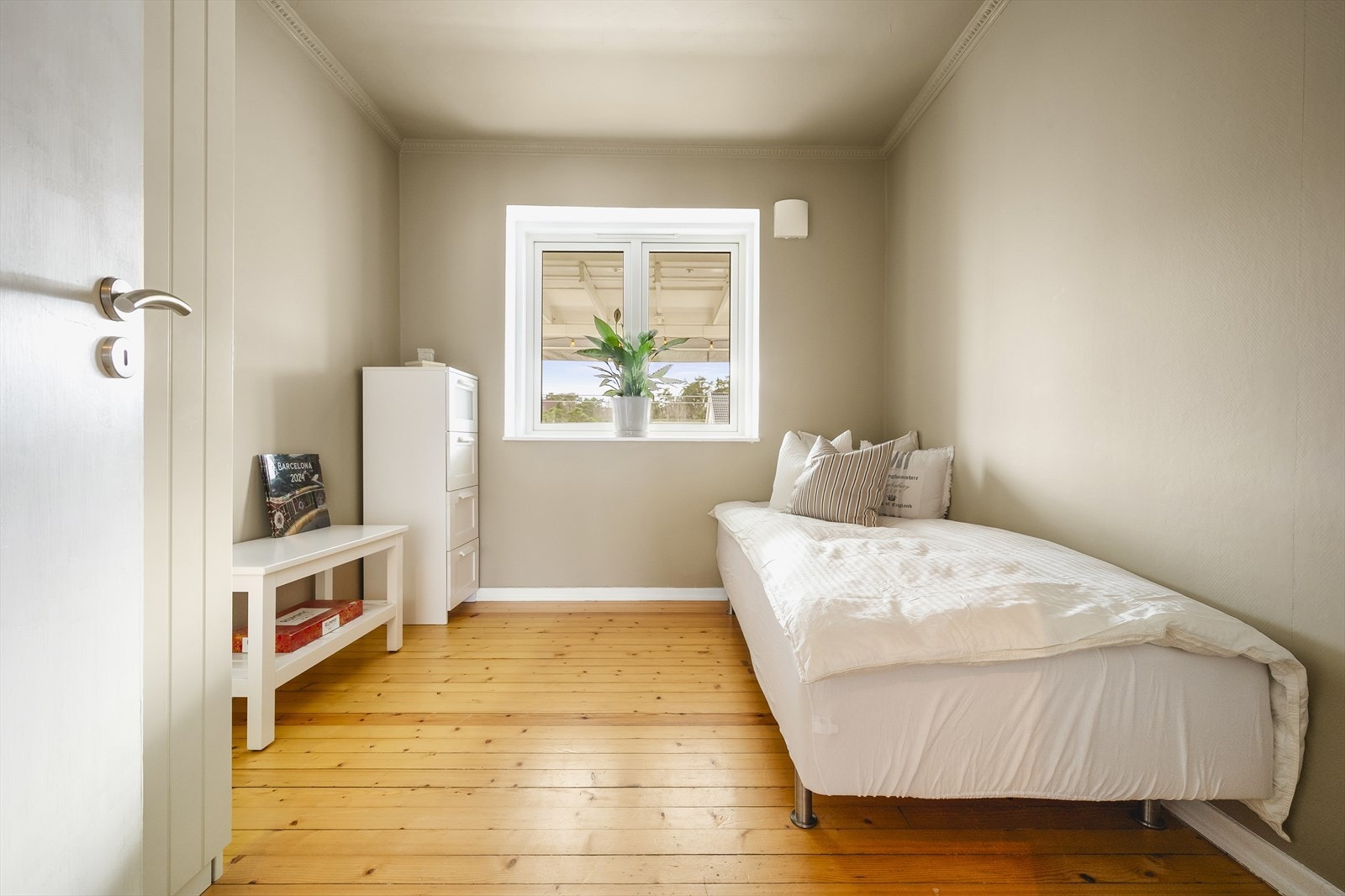 Soverom 2 med fin plass til dobbeltseng, nattbord og garderobeløsning. Galleribilde