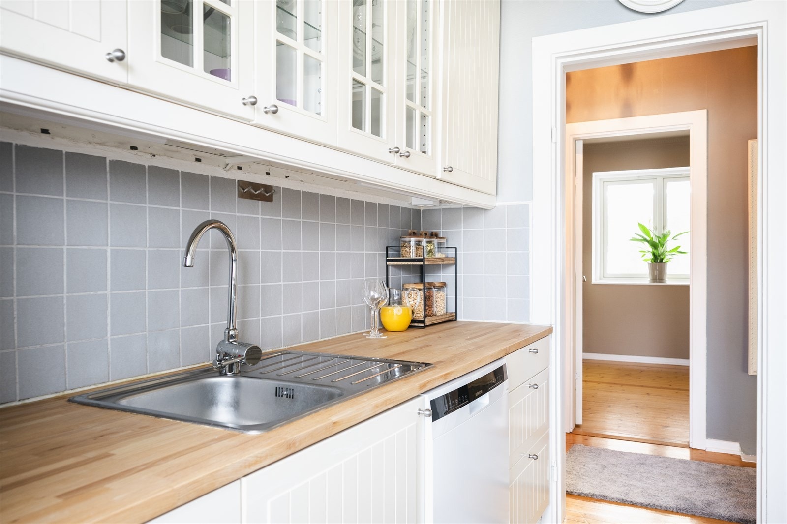 Godt med oppbevaringsplass i over- og underskap. Galleribilde