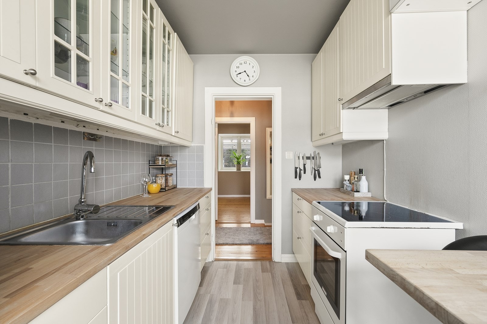 Kjøkkenet har nisje til komfyr, kjøleskap/fryser og oppvaskmaskin. Galleribilde