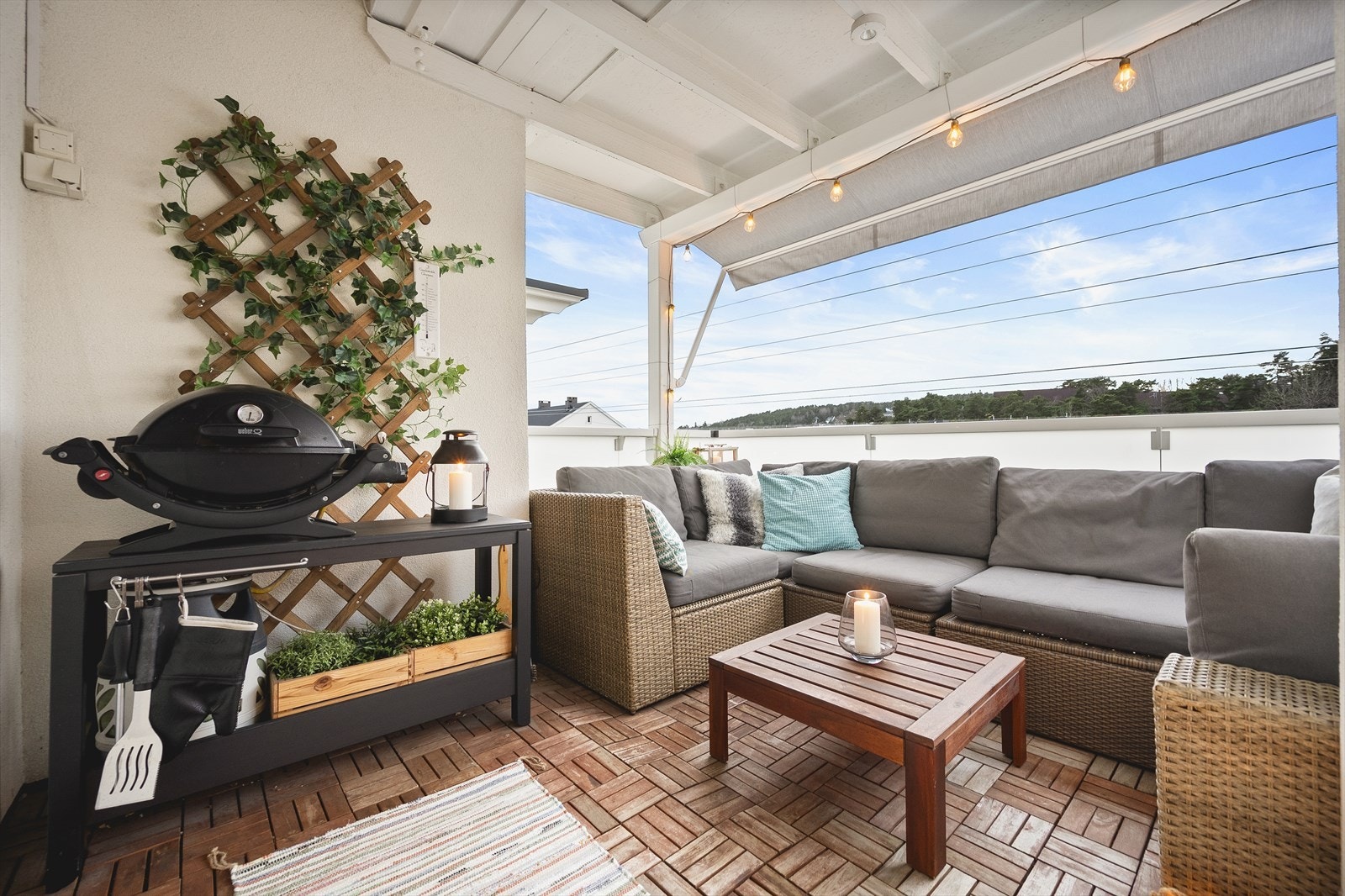 En lys og innbydende toppleilighet med lite innsyn. Fra stue er det utgang til syd-vestvendt balkong på 8 m². Her kan du nyte solen fra 12:00 til solnedgang. Galleribilde