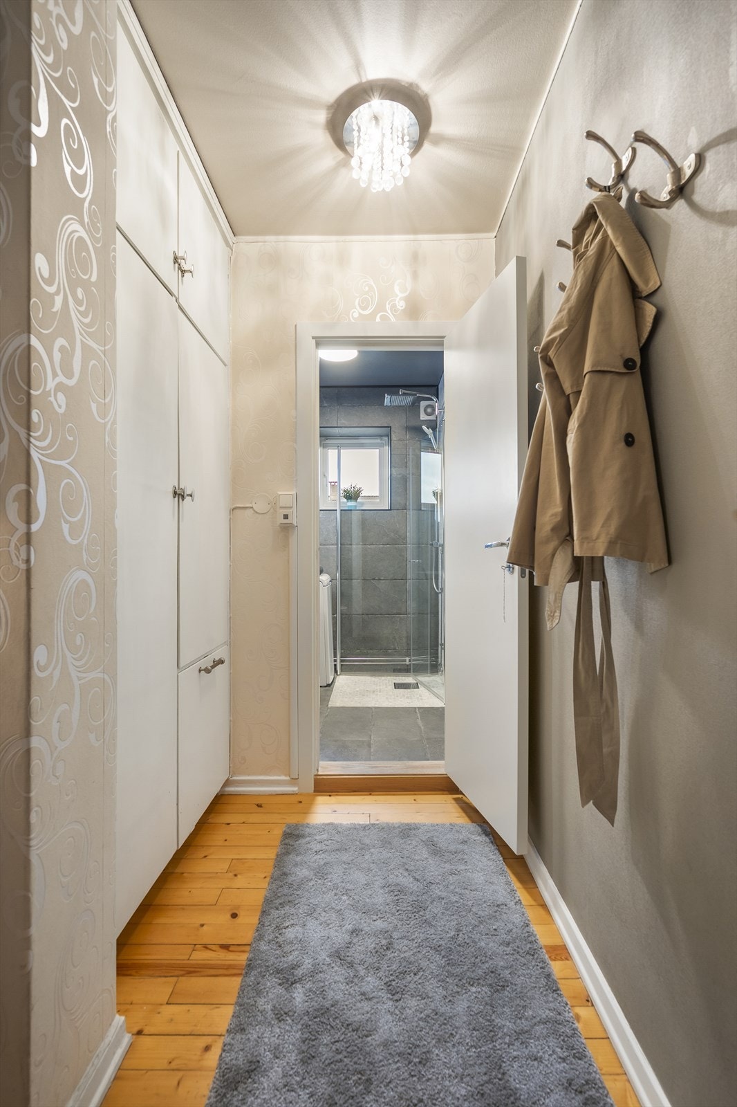 Gode lagringsmuligheter i innebygd garderobe. Leiligheten disponerer også en bod på loft på 7 kvm, og to boder i kjeller på totalt 5 kvm. Galleribilde