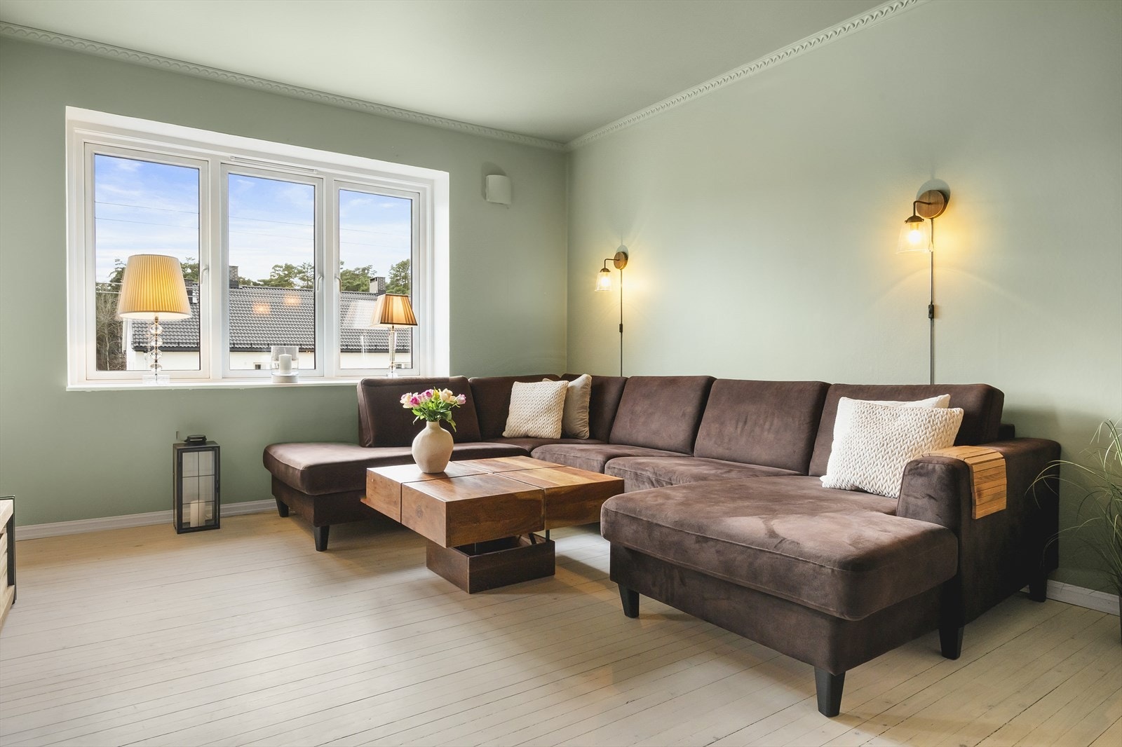 Store vindusflater gir rikelig med naturlig lys. Vinduer er fra 2010 og 2018. Galleribilde