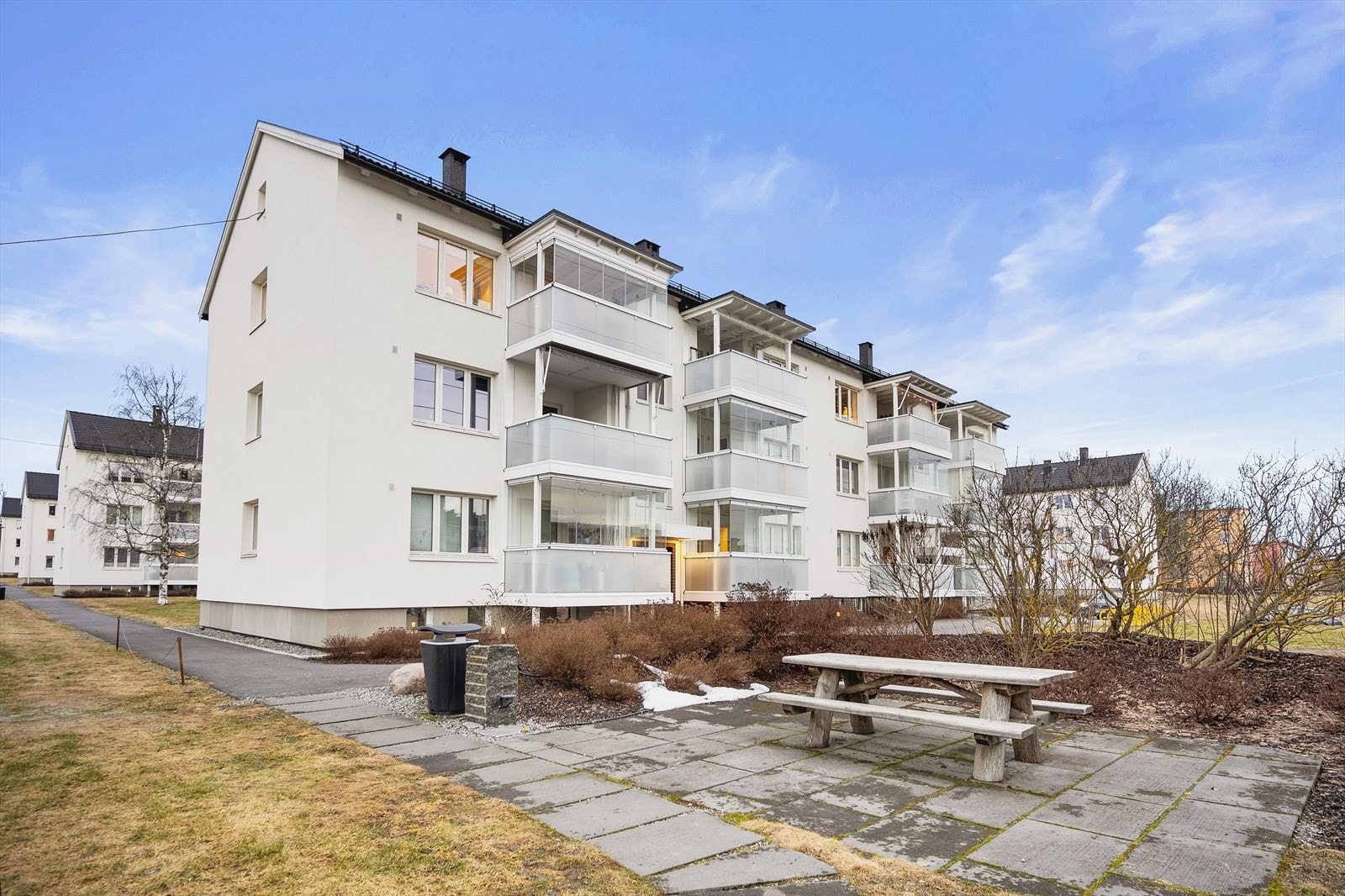 Veldrevet borettslag med god vedlikeholdshistorikk. Borettslaget har utført omfattende fasaderehabilitering med utskiftning av vinduer, fasade, uteområder m.m. Galleribilde