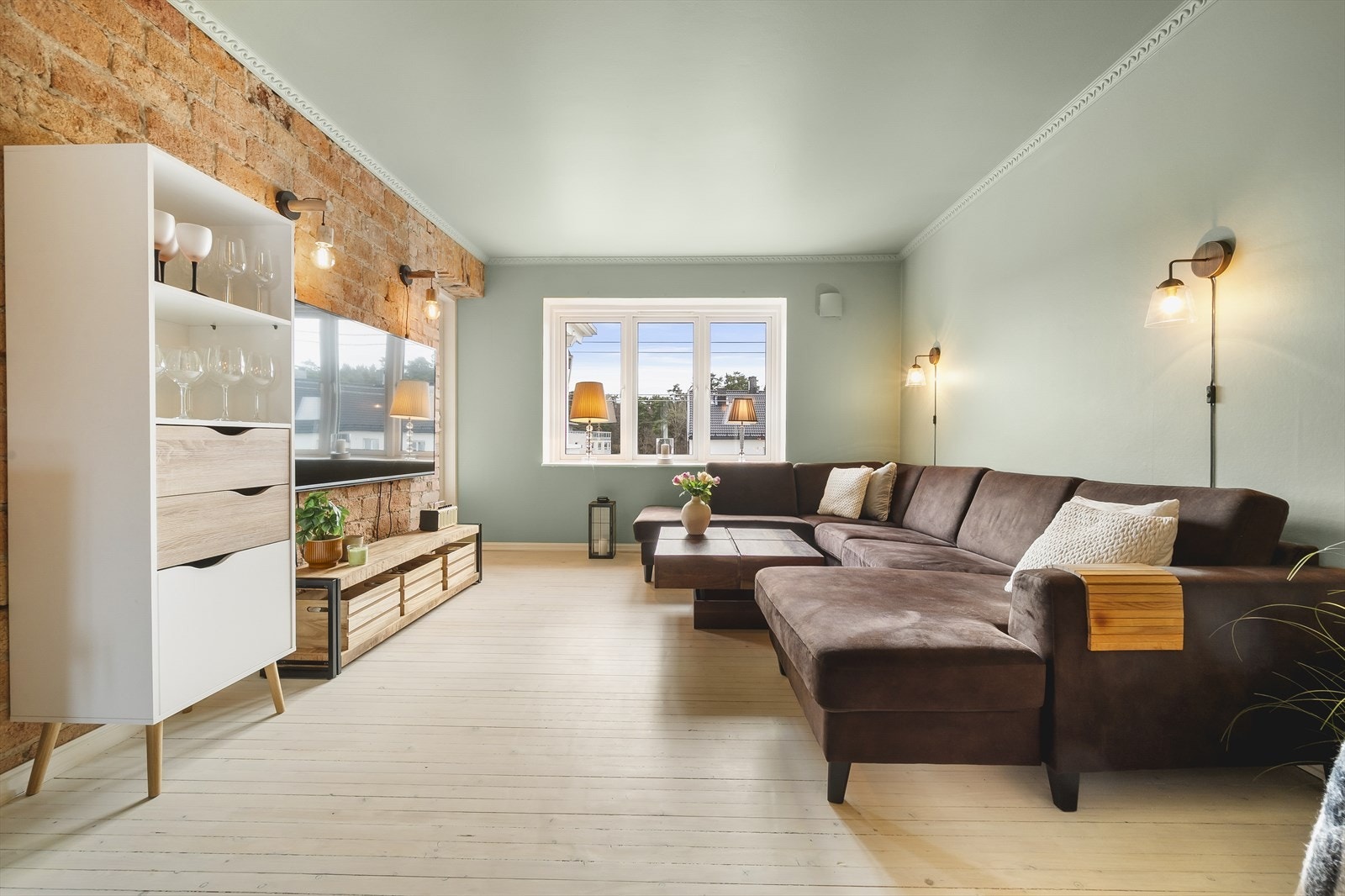 Lys og fin stue med god plass til sofagruppe og tv-seksjon. Galleribilde