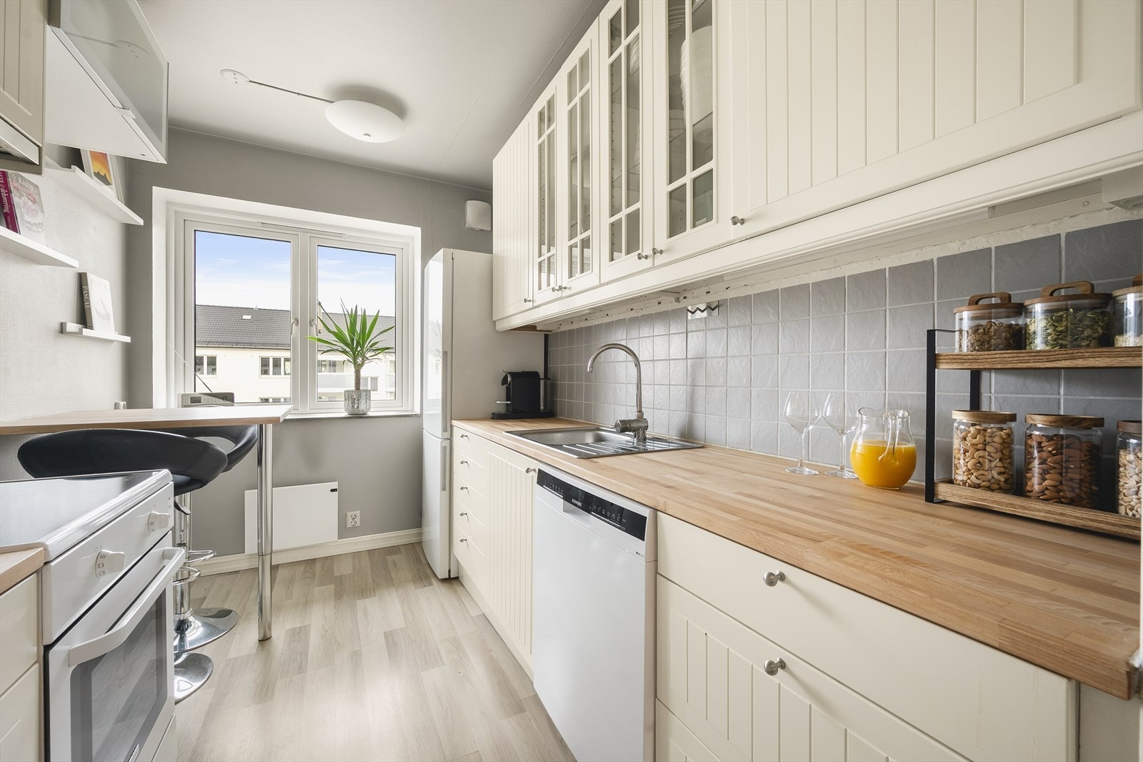 På kjøkkenet er det fin plass til en liten sittegruppe, her kan morgenkaffen nytes. Galleribilde