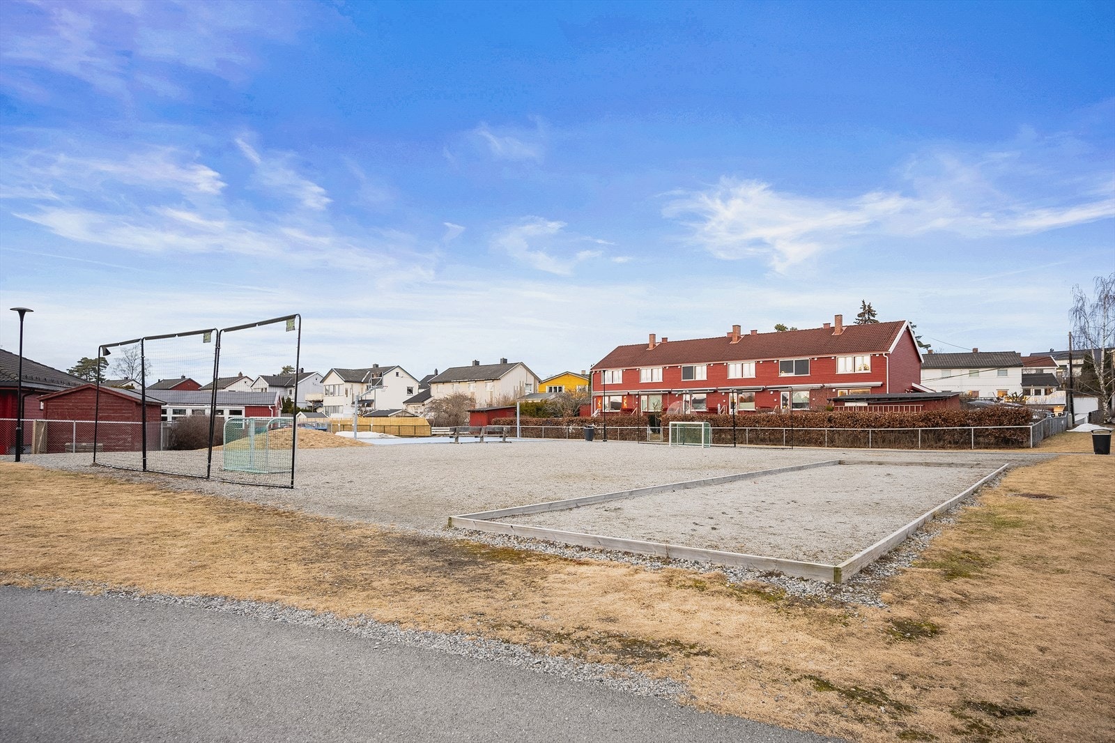 Basketballbane som en del av uteområdet. Galleribilde