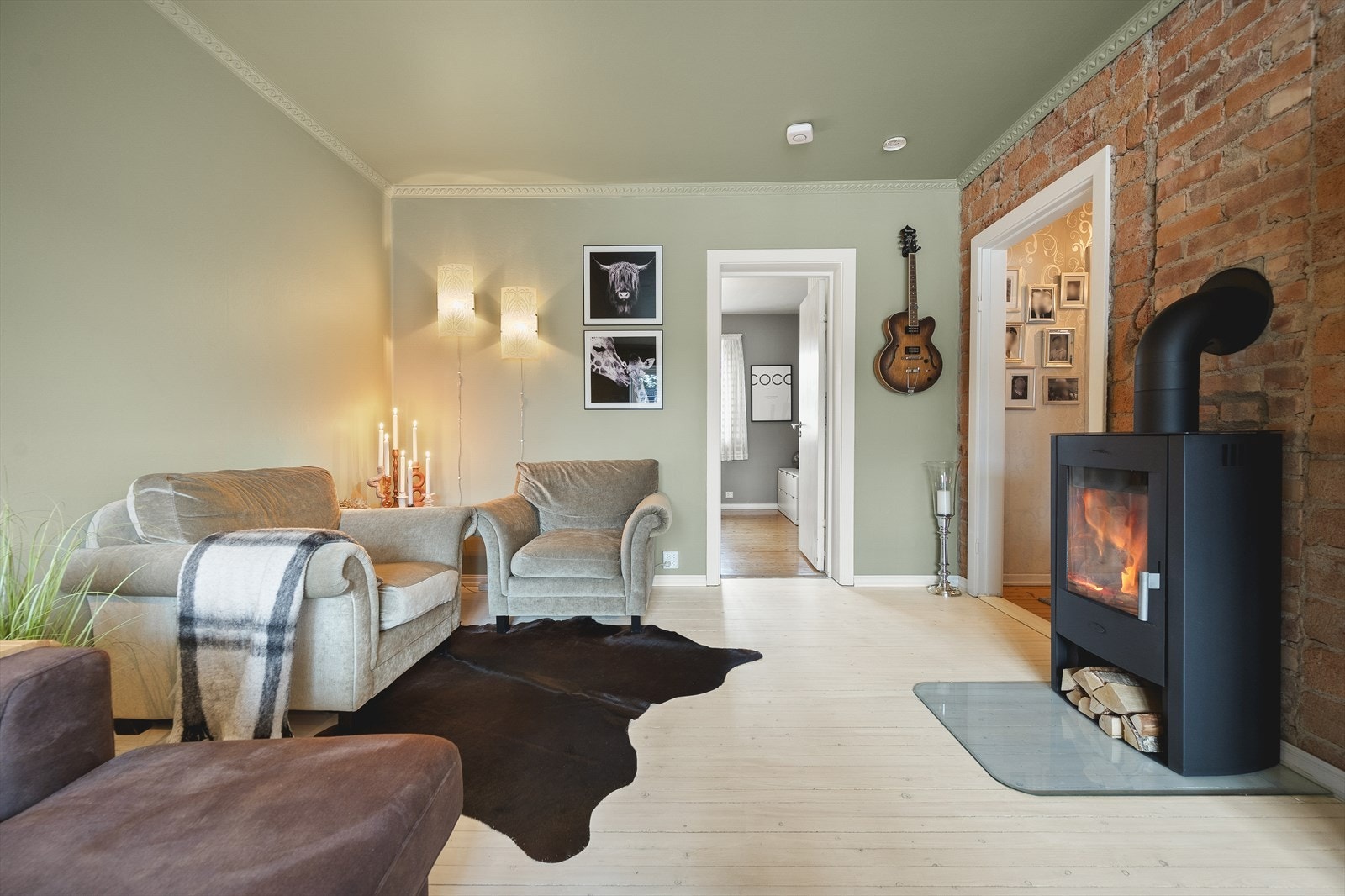 I stue er det fin plass til flere sittegrupper og soner. Galleribilde