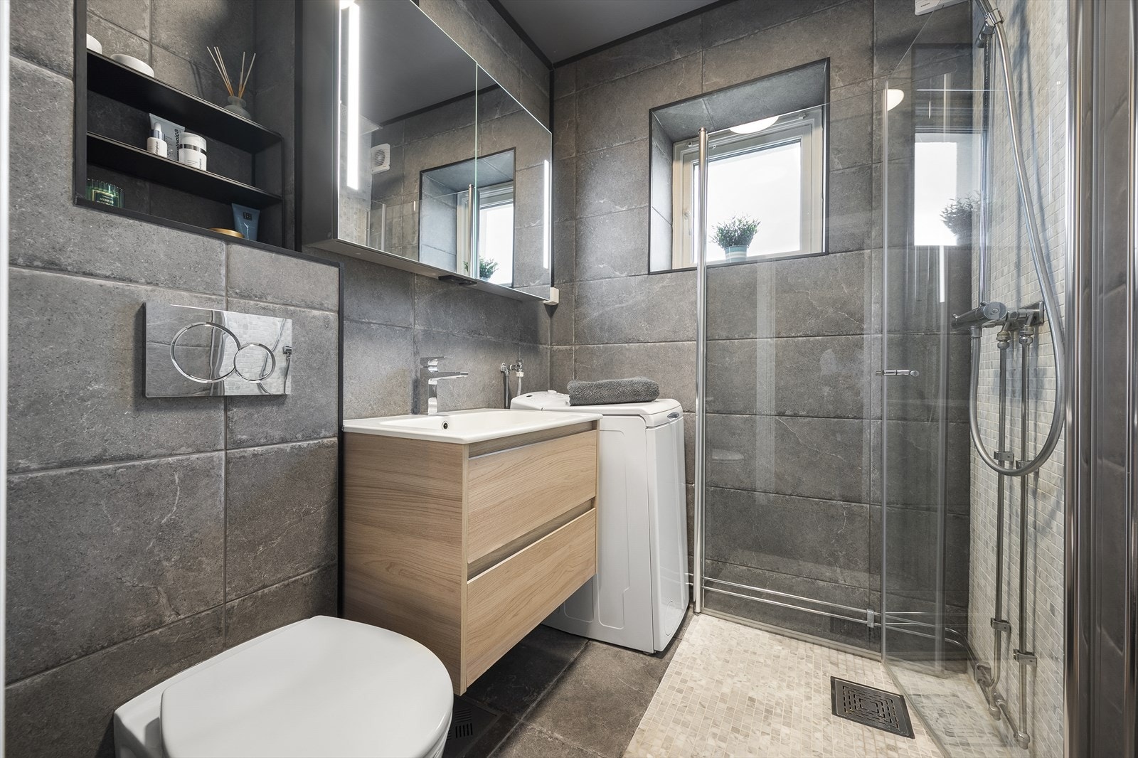 Lekkert og nyoppusset bad fra 2022 med flotte detaljer. Galleribilde