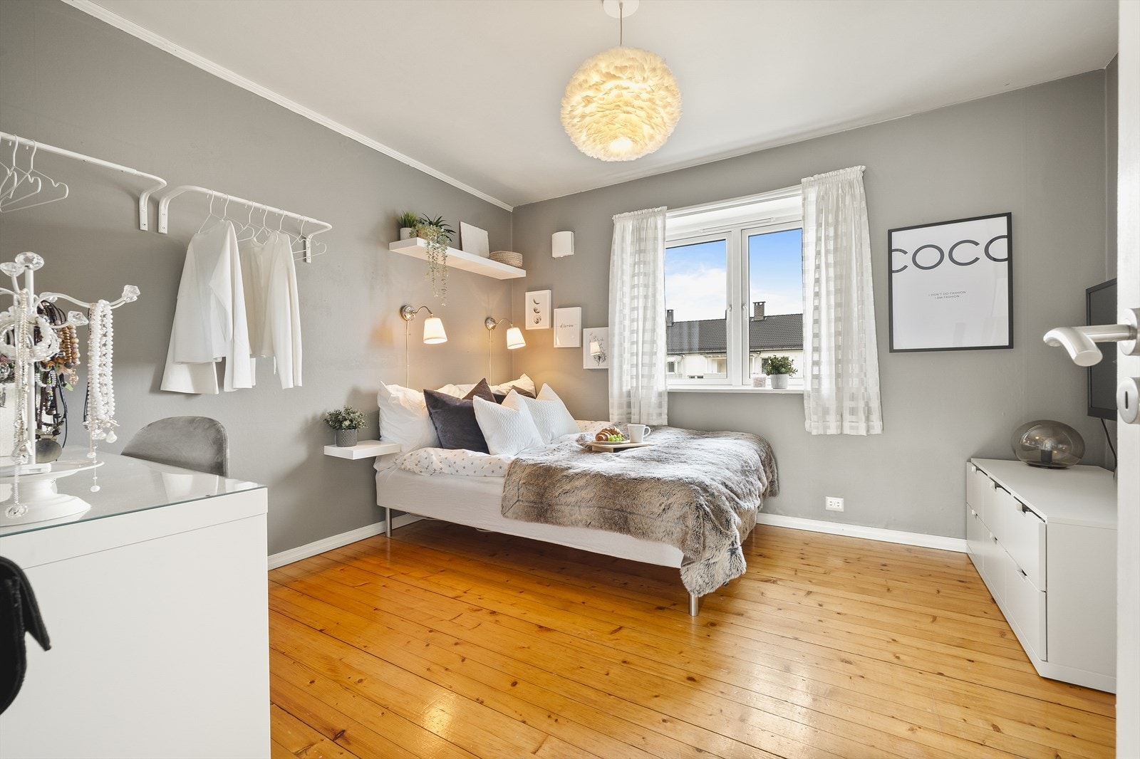 Hovedsoverommet med god plass til stor dobbeltseng, nattbord og garderobeløsning. Galleribilde