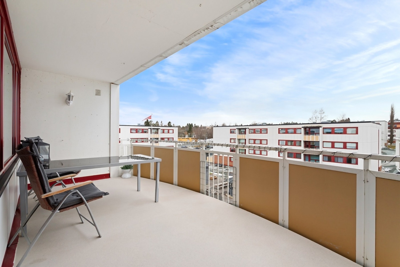 Leiligheten har en flott beliggenhet i øverste etasje, skjermet for støy og innsyn. Galleribilde