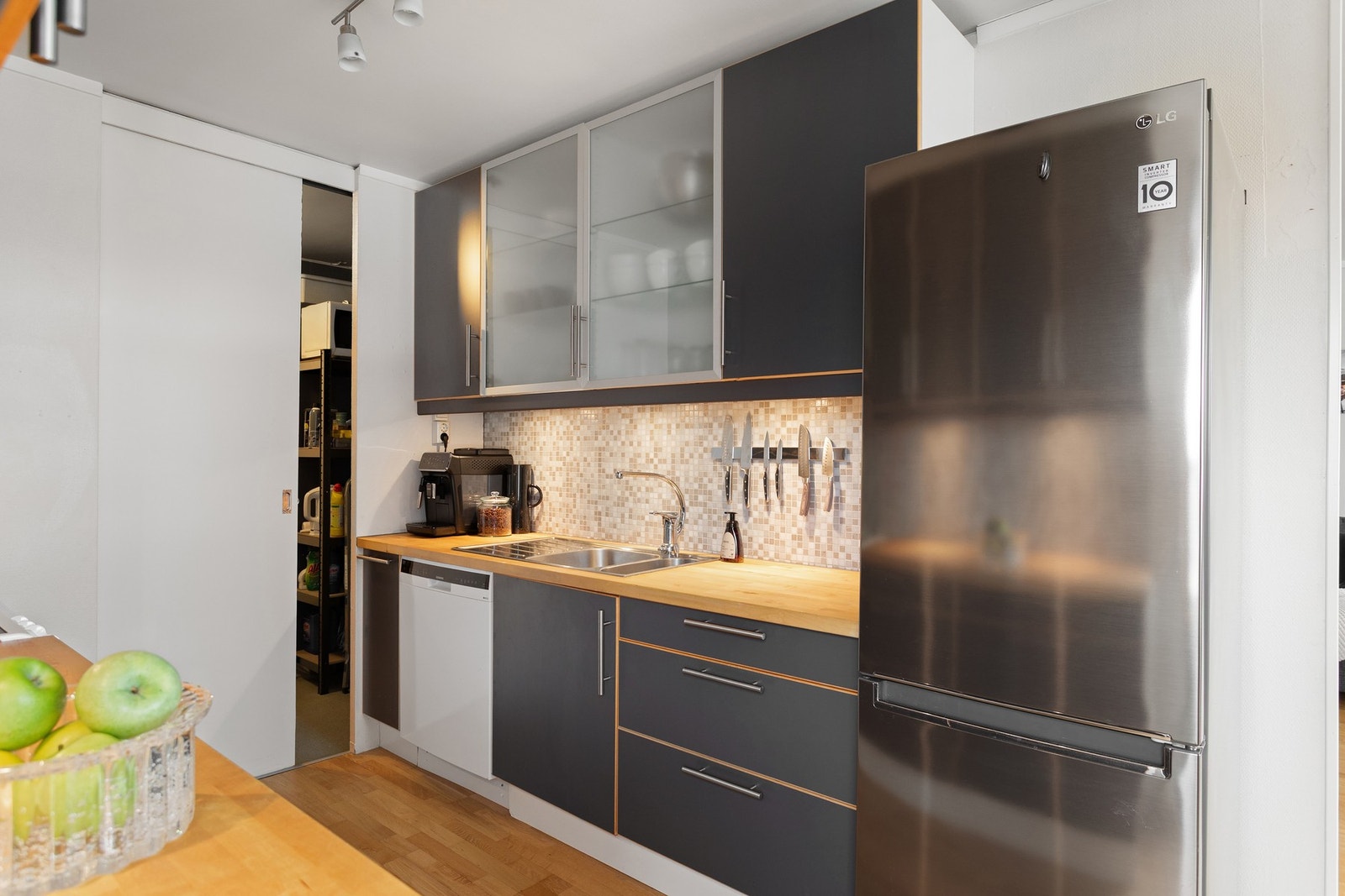 Rikelig med skap- og benkeplass. Galleribilde