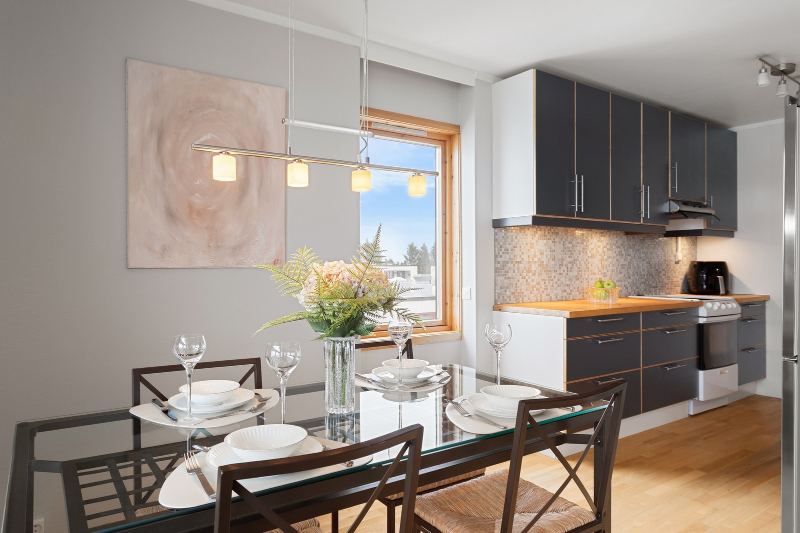 Parkering på felles biloppstillingsplass. Mulighet for leie av garasjeplass og elbillader. Galleribilde