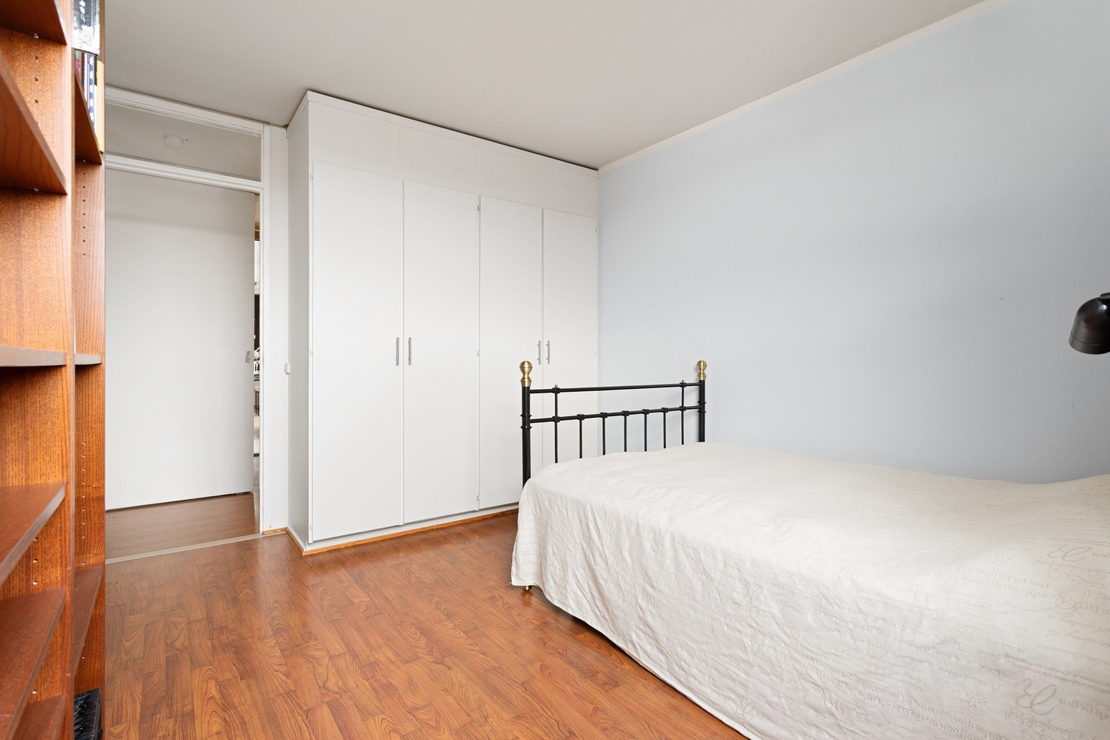 Innredet med plassbygd garderobeskap. Galleribilde