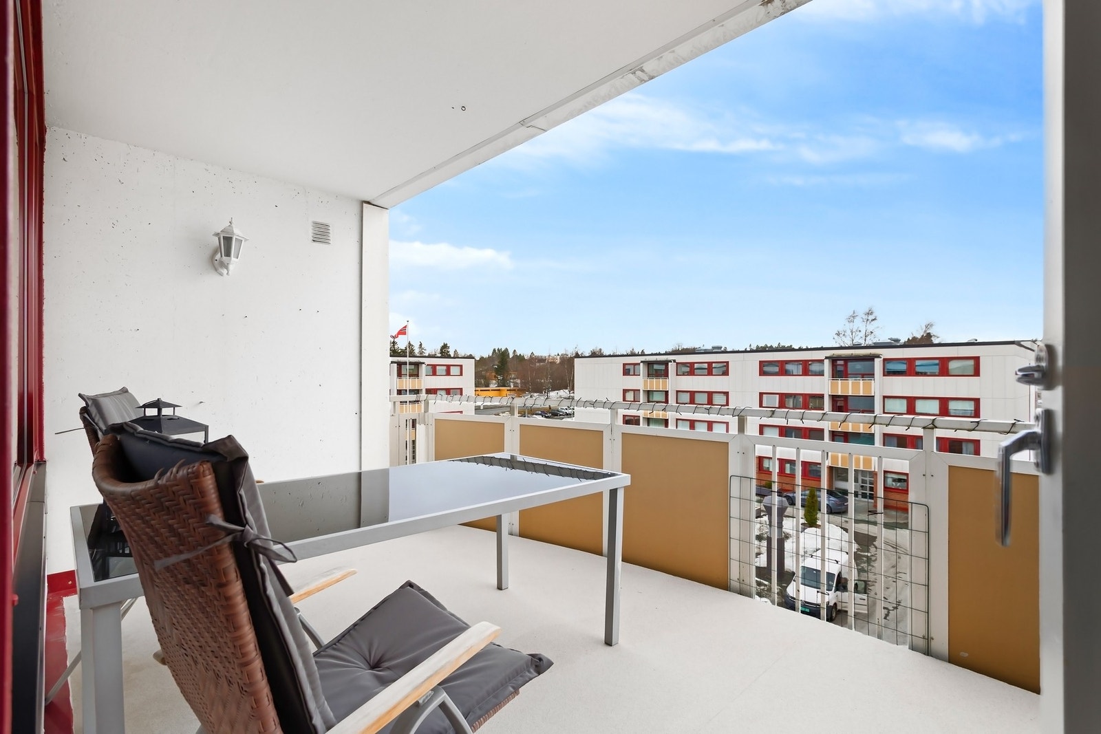 Attraktiv og familievennlig beliggenhet med gangavstand til metrobusstopp, barnehage, barneskole, ungdomsskole og videregående skole. Galleribilde