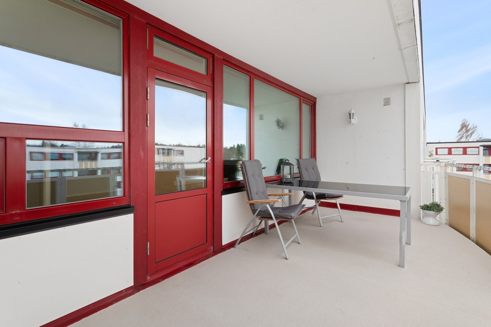 Svært god plass til ønsket utemøblement på balkongen. Galleribilde