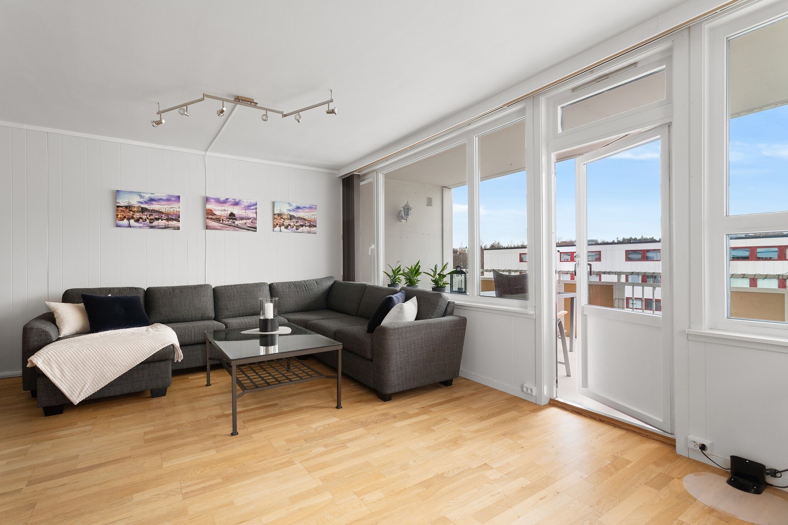 Fra stuen har du utgang til en vestvendt balkong med herlige solforhold. Galleribilde