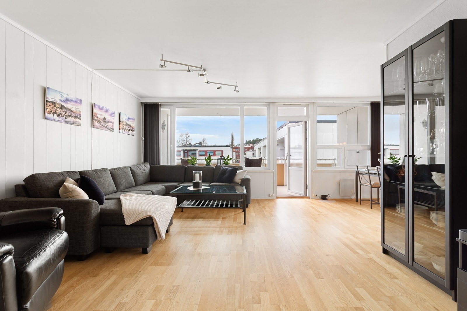 Store vindusflater og endebeliggenhet, noe som sørger for rikelig med naturlig lysinnslipp. Galleribilde