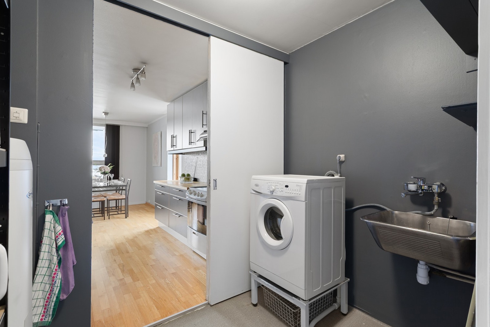 Separat vaskerom med opplegg for vaskemaskin og utslagsvask. Galleribilde