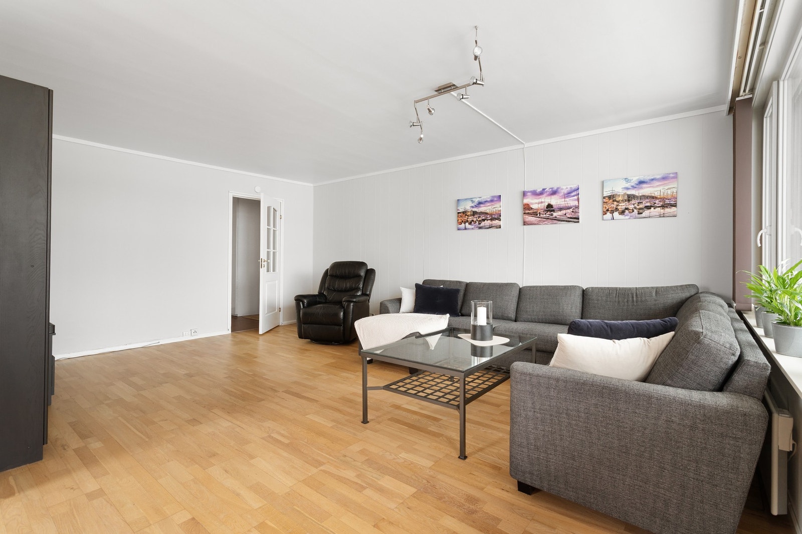 God plass til å møblere i flere soner i stuen. Kabel-TV og internett er inkludert i de månedlige felleskostnadene. Galleribilde