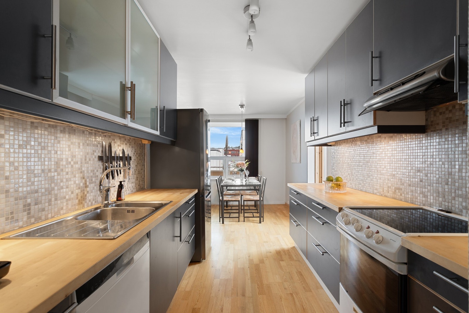 Flott kjøkken fra 2007 med glatte fronter og benkeplate av heltre. Galleribilde