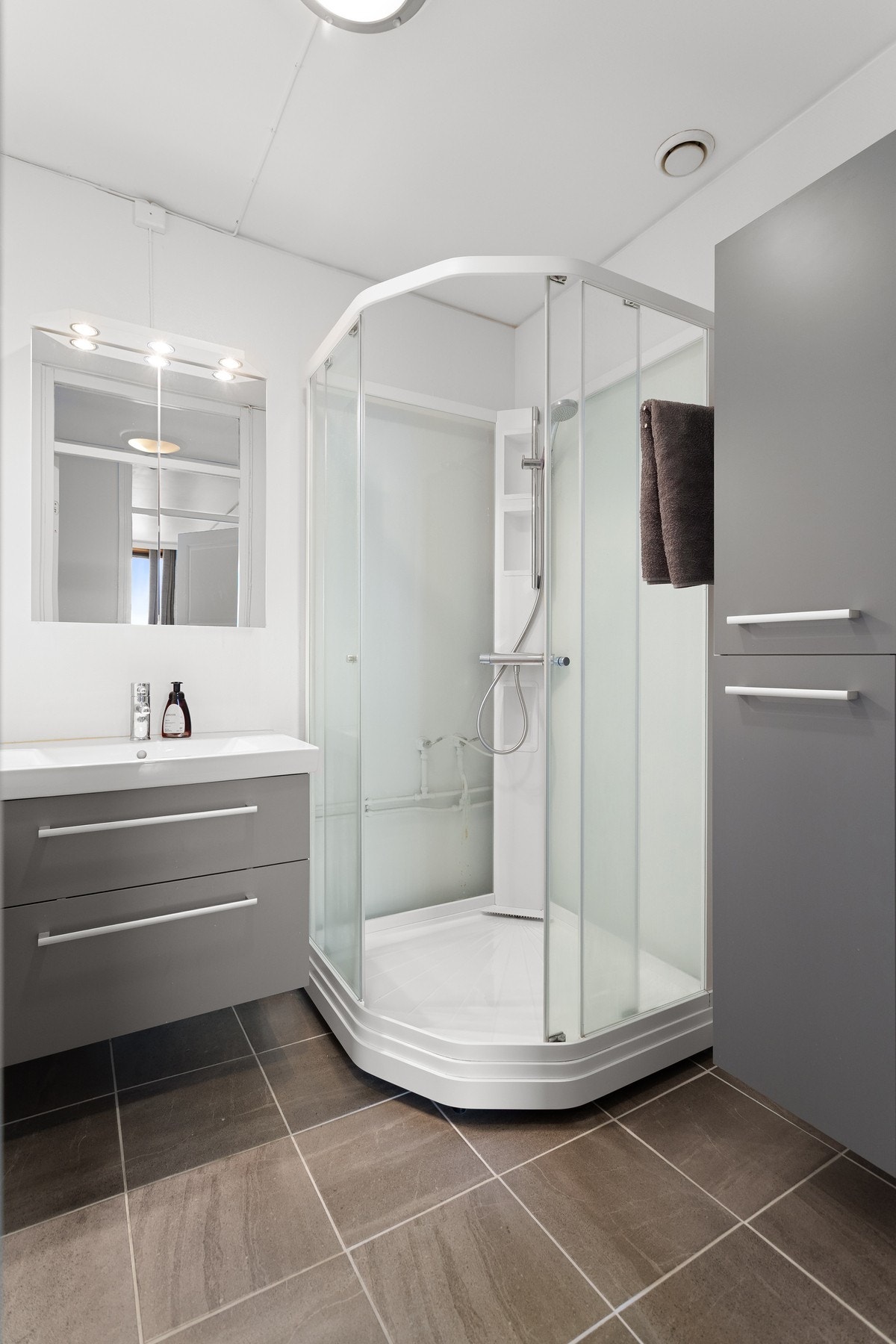 Badet ble oppgradert i 2018 med ny varmekabel, membran og flis på gulv. Galleribilde