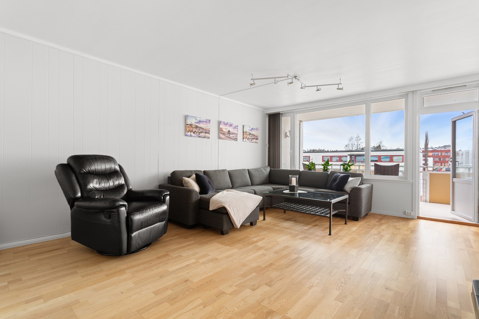 Stuen har en romslig planløsning med lyse og pene fargevalg. Galleribilde