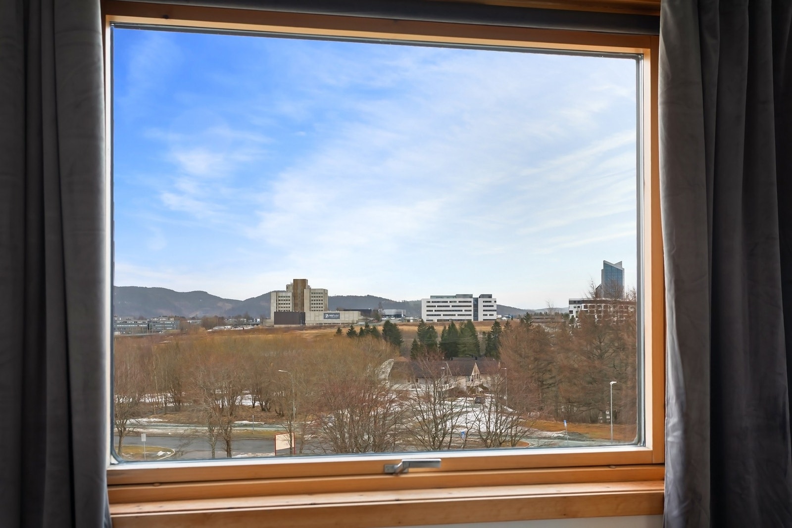 Utsikt mot Tiller/Rosten fra soveromsvinduet. Galleribilde