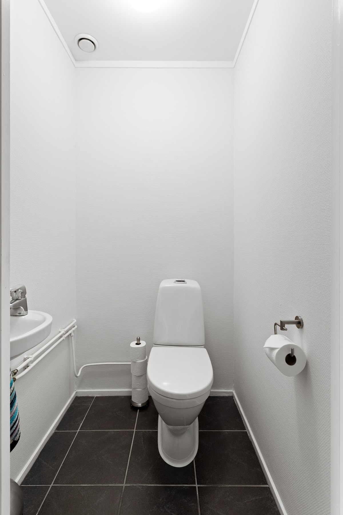 Praktisk eget toalettrom. Galleribilde