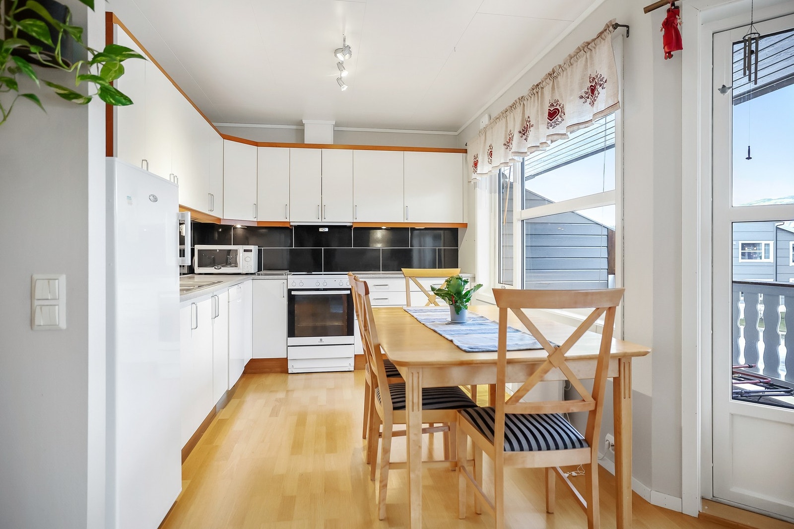 Lyst kjøkken med spisegruppe. Galleribilde