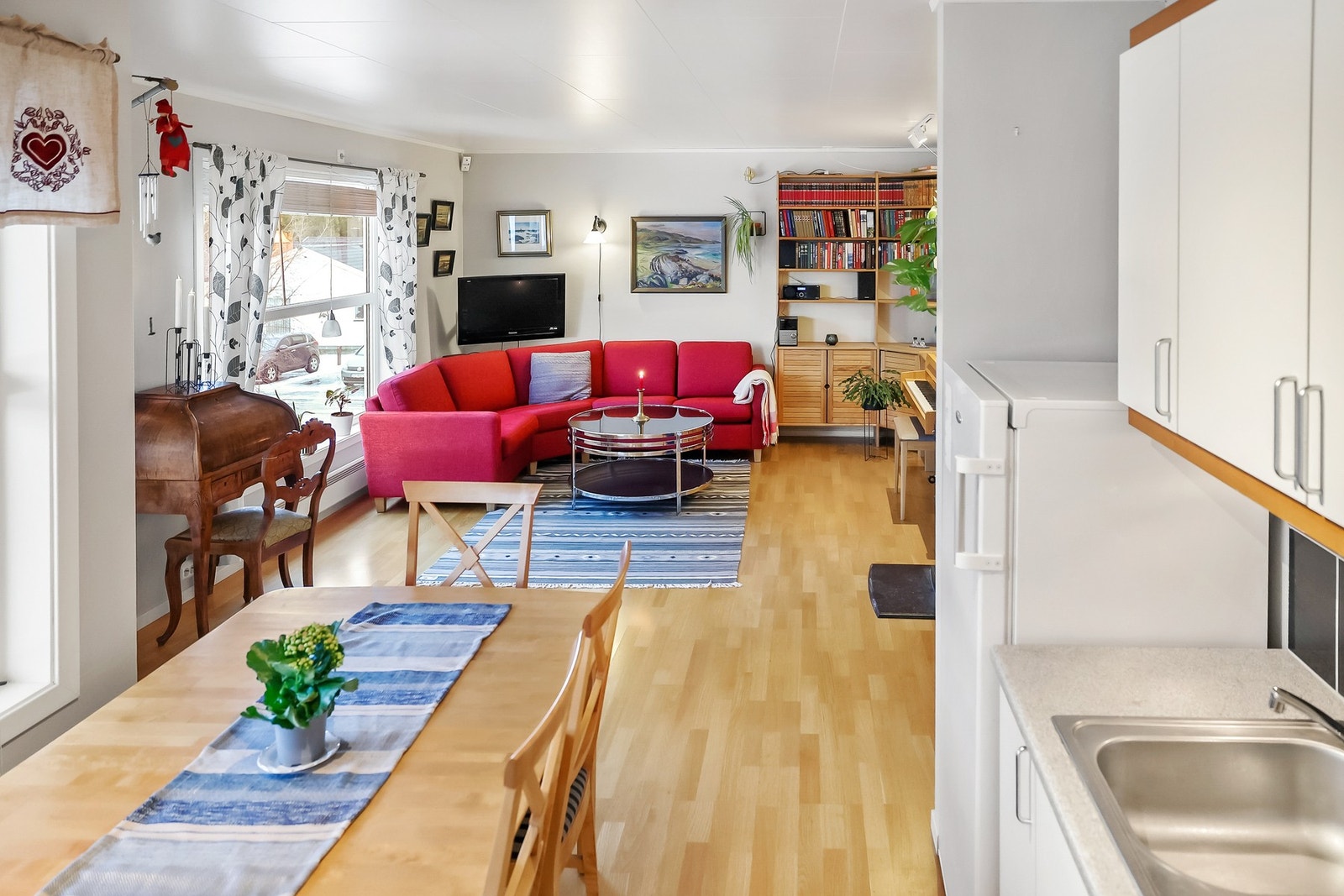 Den åpne løsningen gir en romslig følelse. Galleribilde