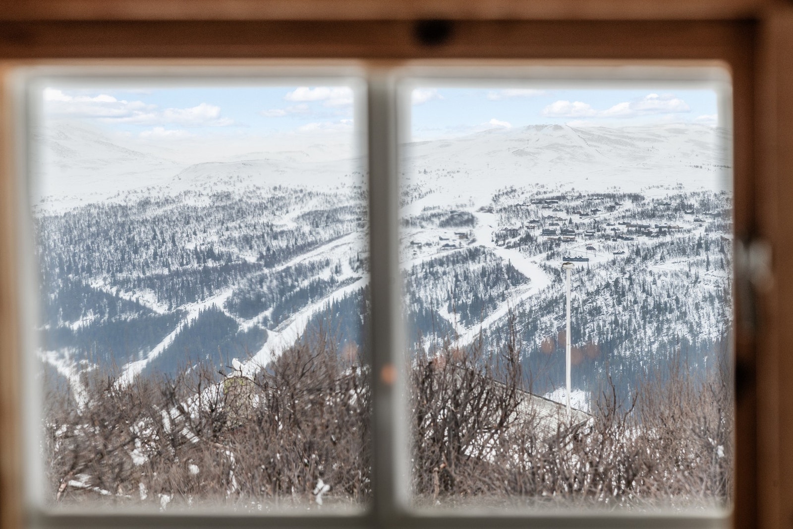 Forholdene i skisenteret har man full oversikt over fra frokostbordet Galleribilde