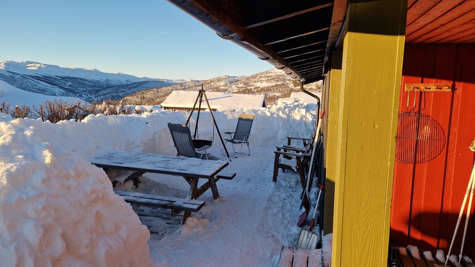 Stor terrasse i front hvor man kan kose seg på flotte vinterdager Galleribilde