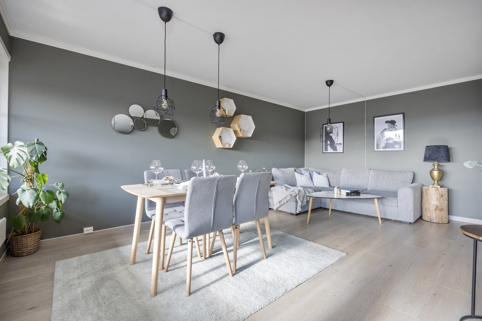 Lys og luftig stue med svært god planløsning og god plass til sofagruppe, spisebord og annet møblement Galleribilde