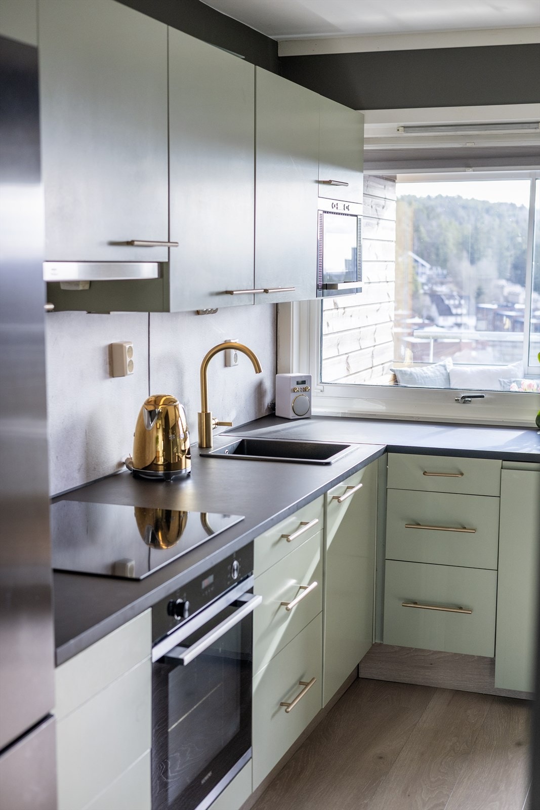 Kjøkkenet er modernisert med laminat benkeplate og kjøleskap fra 2022, ny stekeovn og platetopp fra 2021, og oppvaskmaskin fra 2020 Galleribilde