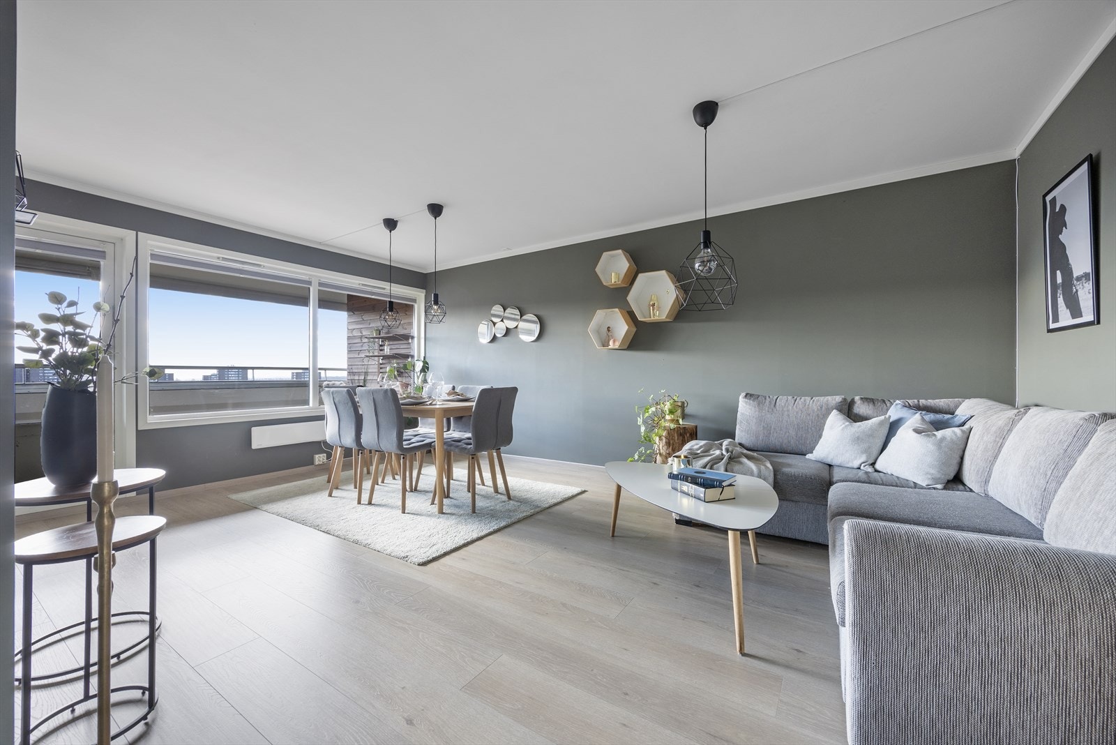 De store vinduene slipper inn den flotte utsikten og rikelig med naturlig sollys Galleribilde