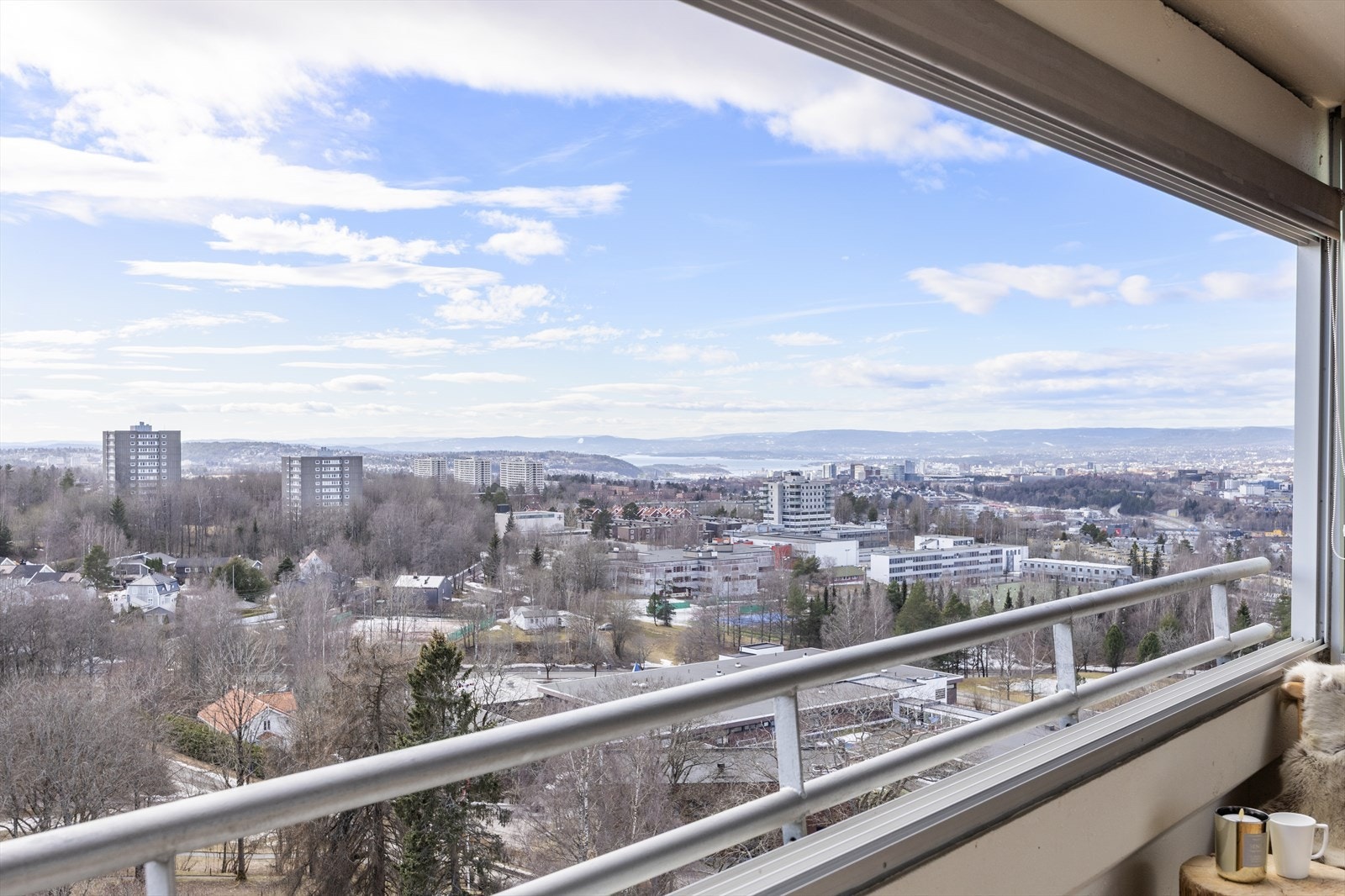 Boligen ligger i byggets 11. etasje og byr på fantastisk utsikt Galleribilde