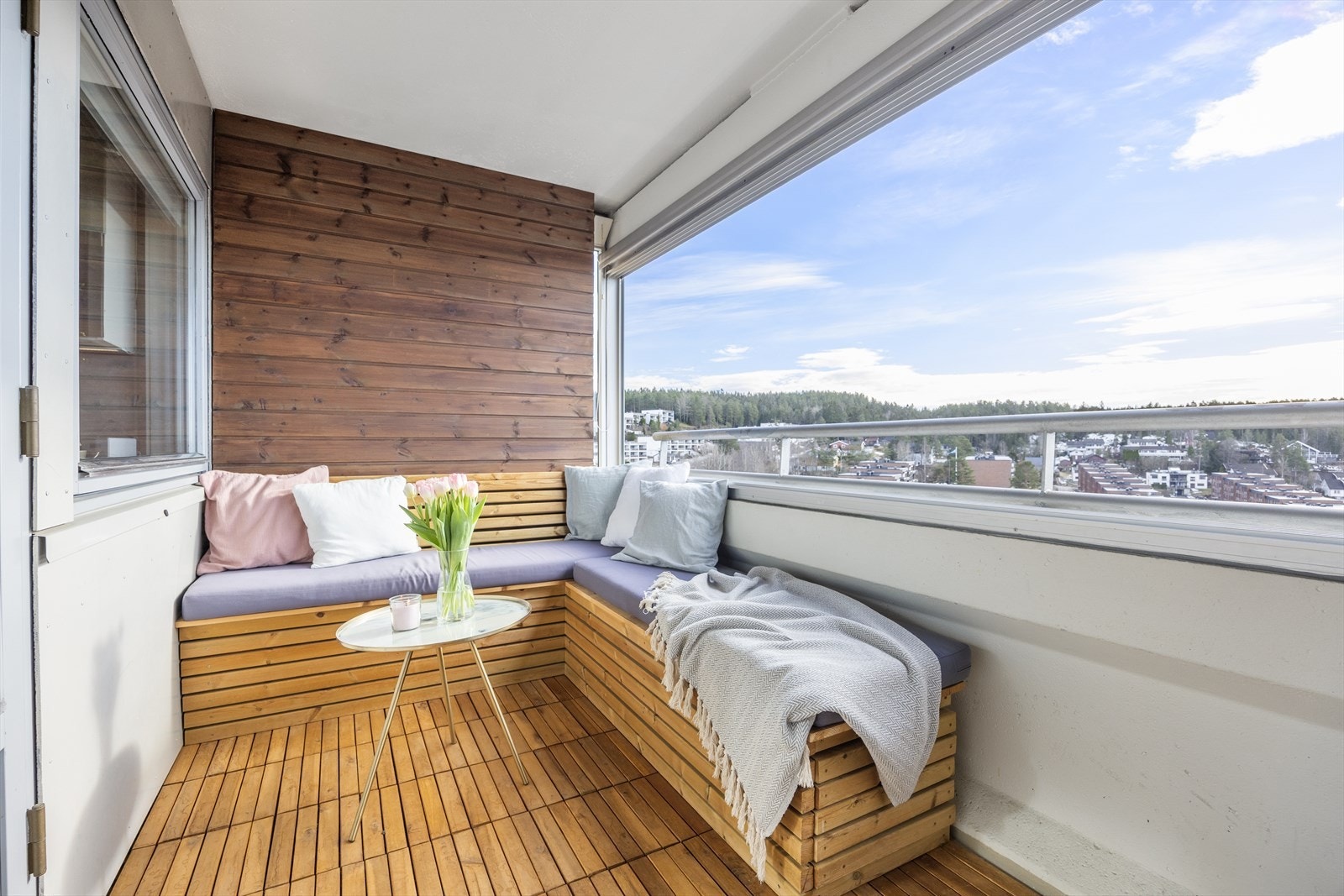 Her har du sol meste parten av dagen. Plassbygd sittegruppe med oppbevaringsmuligheter. Galleribilde