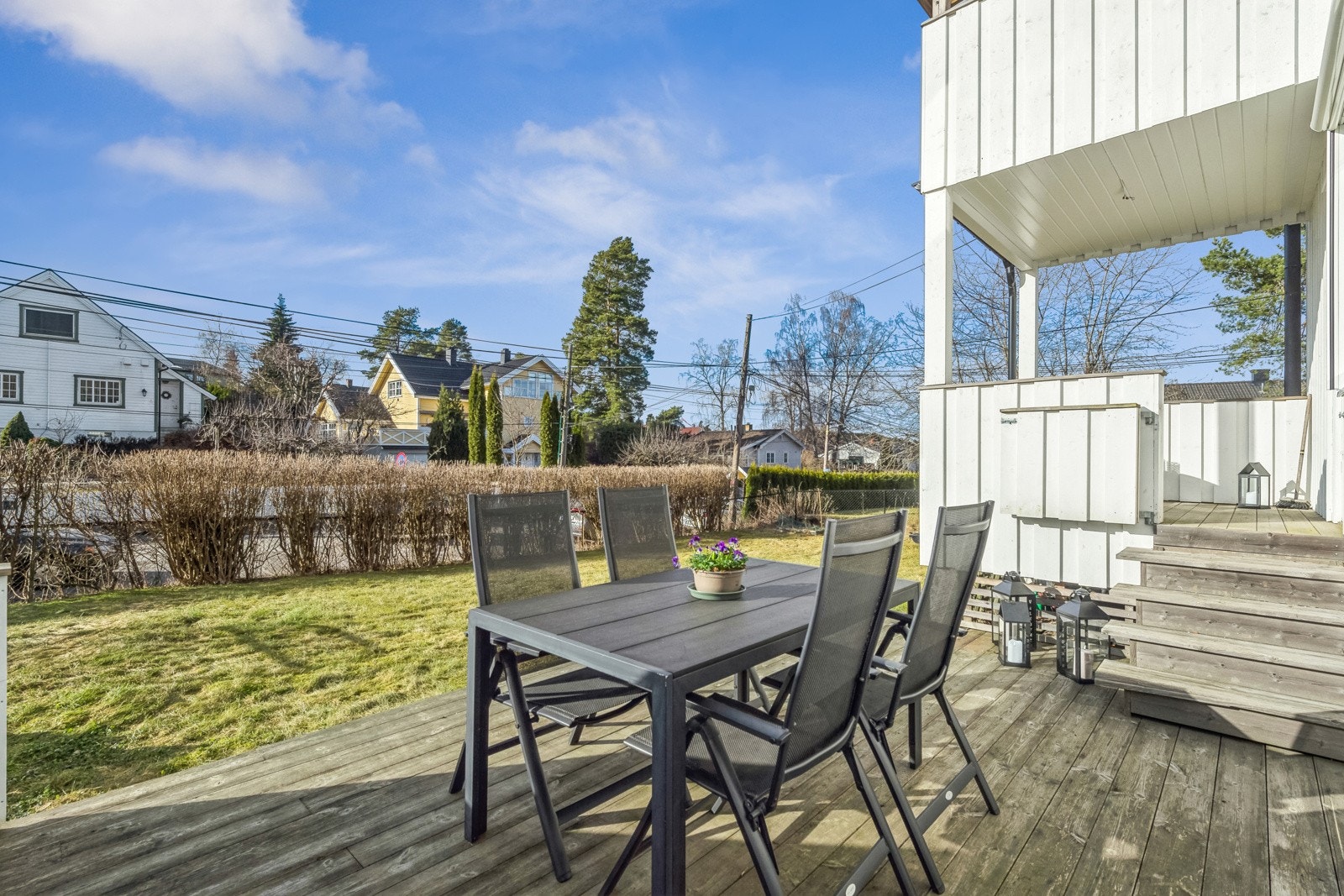 Solrike terrasseplatting som er utmerket på sommerstid Galleribilde