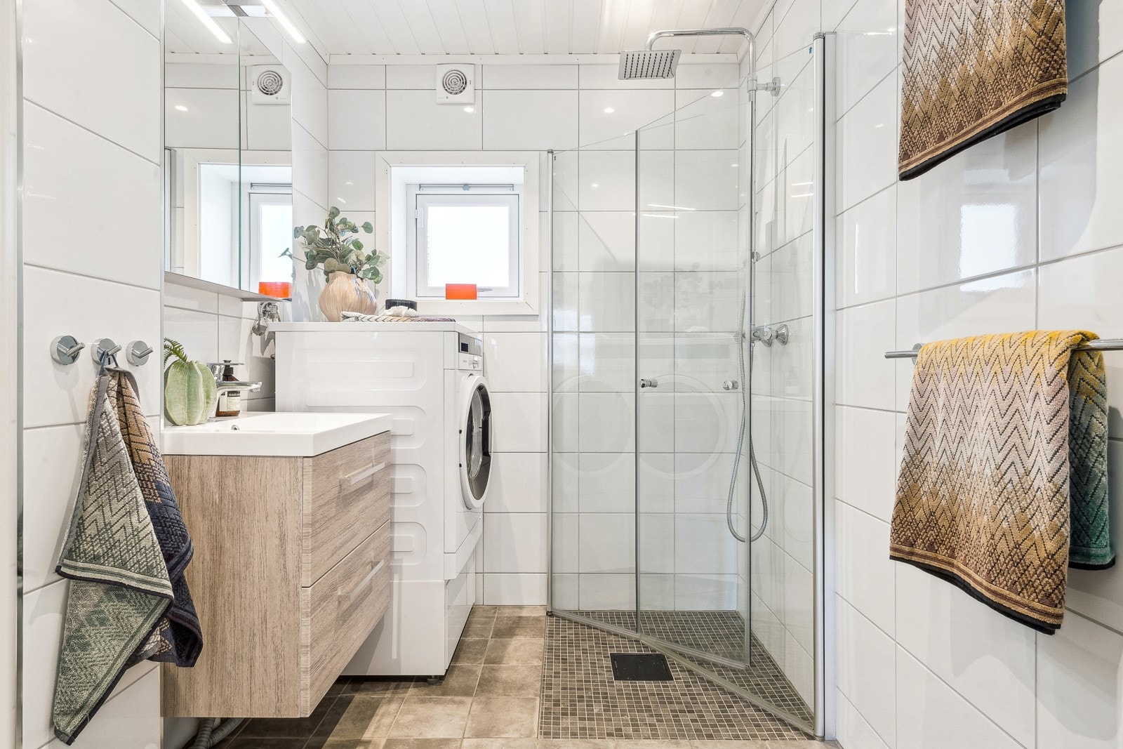 Meget pent flislagt baderom fra 2020/21 Galleribilde