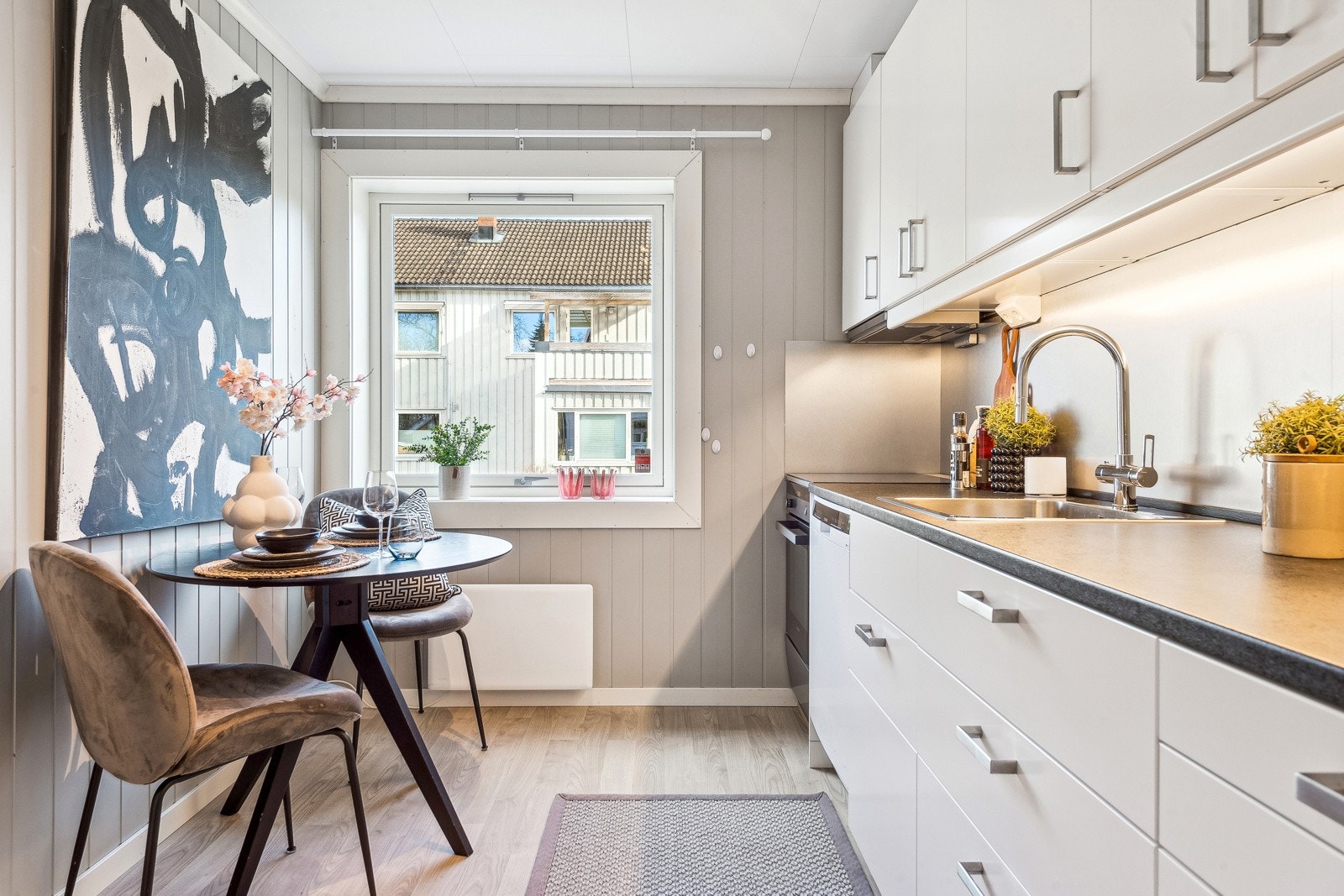 Laminat benkeplate med nedfelt kum i rustfritt stål. Opplegg for oppvaskmaskin Galleribilde