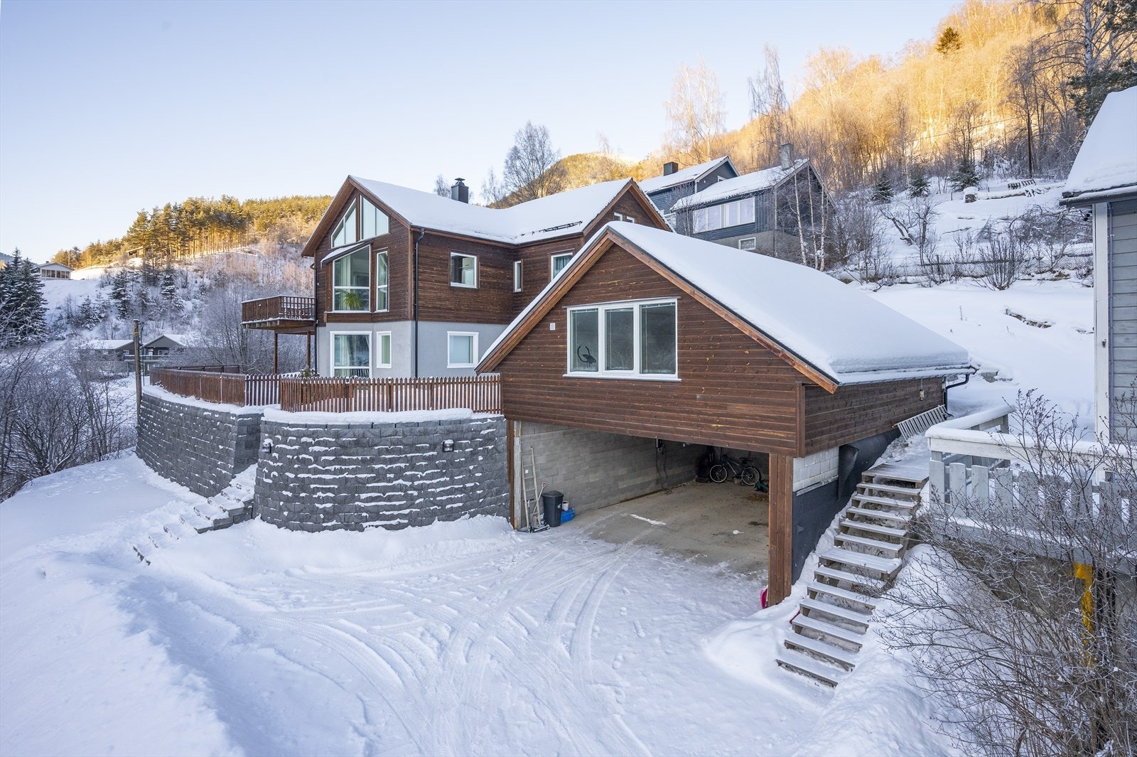 Eiendommen har en fin beliggenhet i et barnevennlig boligområde, ca. 5 minutter å kjøre fra Otta sentrum. Galleribilde