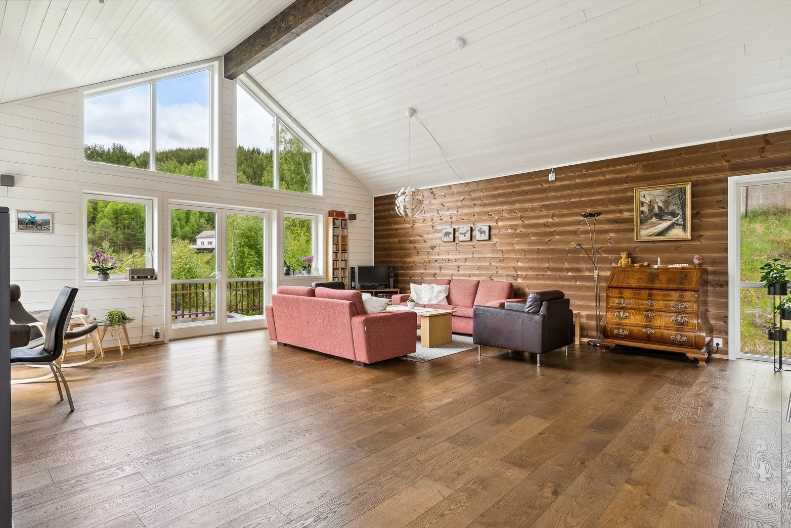 Velkommen inn i Nyseterjordet 35! Stuens store vinduer gir en luftig atmosfære kombinert med den gode takhøyden i boligen. Galleribilde