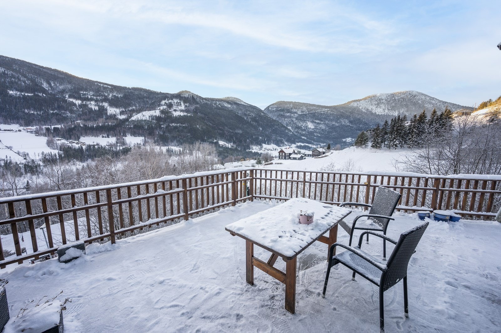 I nærområdet er det lekeplasser, barnehage, flotte turområder, lysløype og kort avstand til alle sentrumsfunksjoner. Galleribilde